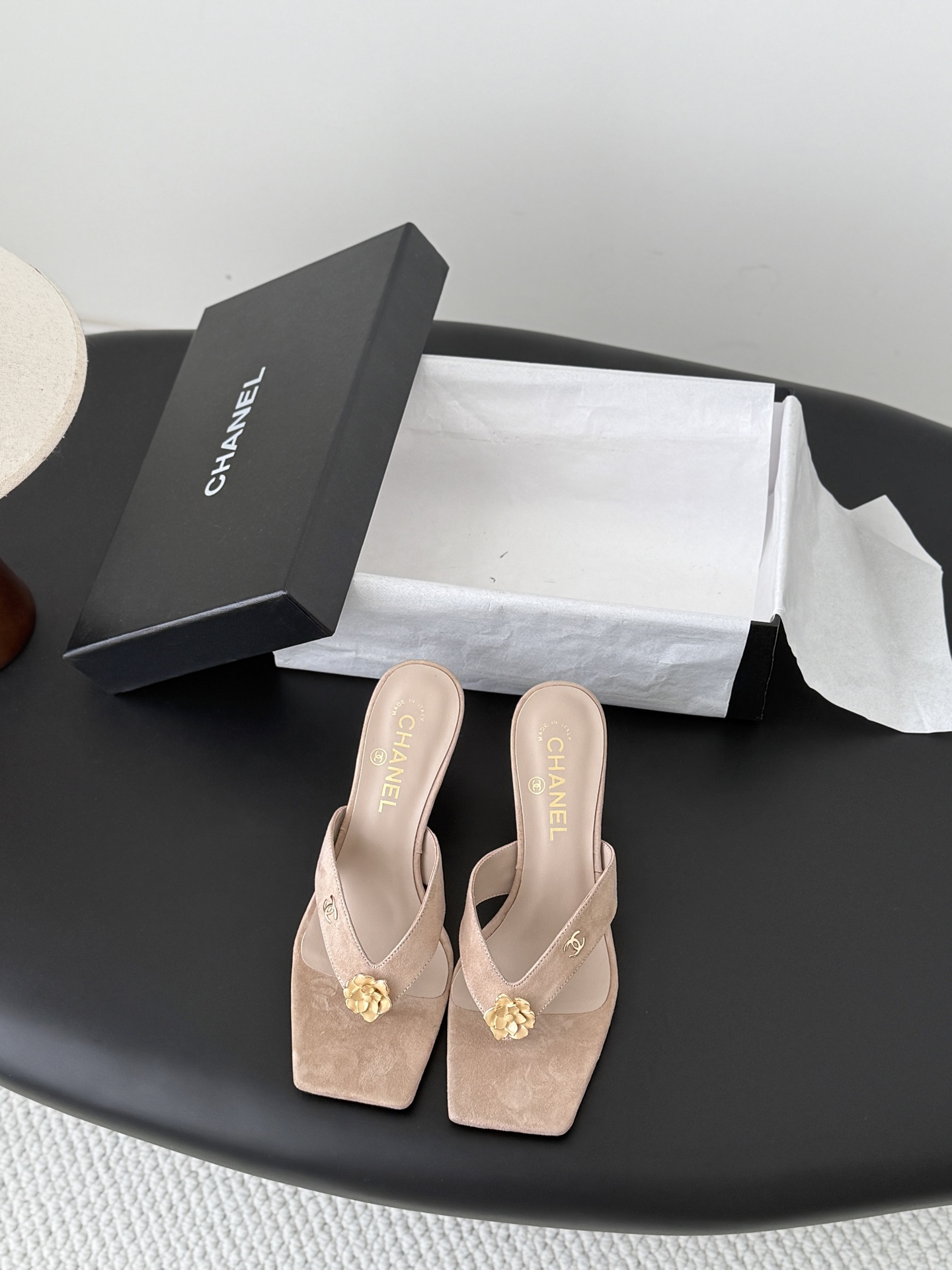 NO:874011,Chanel 26K new spring and summer camellia slippers series. This season's camellia series is really beautiful. The elegant and ladylike temperament of Grandma Xiang's family is full of high-end sense!  It’s very nice on the feet~ Whether worn barefoot or paired with skirts or trousers, it’s very versatile!  Incomparably beautiful!  Specially made of imported lambskin for the upper and mixed sheepskin for the lining. Size35-39 (customized 40/41), split-toe shoes, chanel, slippers, skirts, sheepskin19860909Chanel 26K春夏新品山茶花拖鞋系列 这一季山茶花系列真的超美 香奶奶家一贯的优雅名媛气质 高级感十足！上脚非常nice～ 不管光脚穿或搭配裙装、裤装、 都非常百搭！无敌美！特别仙 鞋面采用进口小羊皮 内里垫脚混种羊皮 Size35-39（40/41定制）,分趾鞋,chanel,slippers,skirts,sheepskin,Women's Shoes