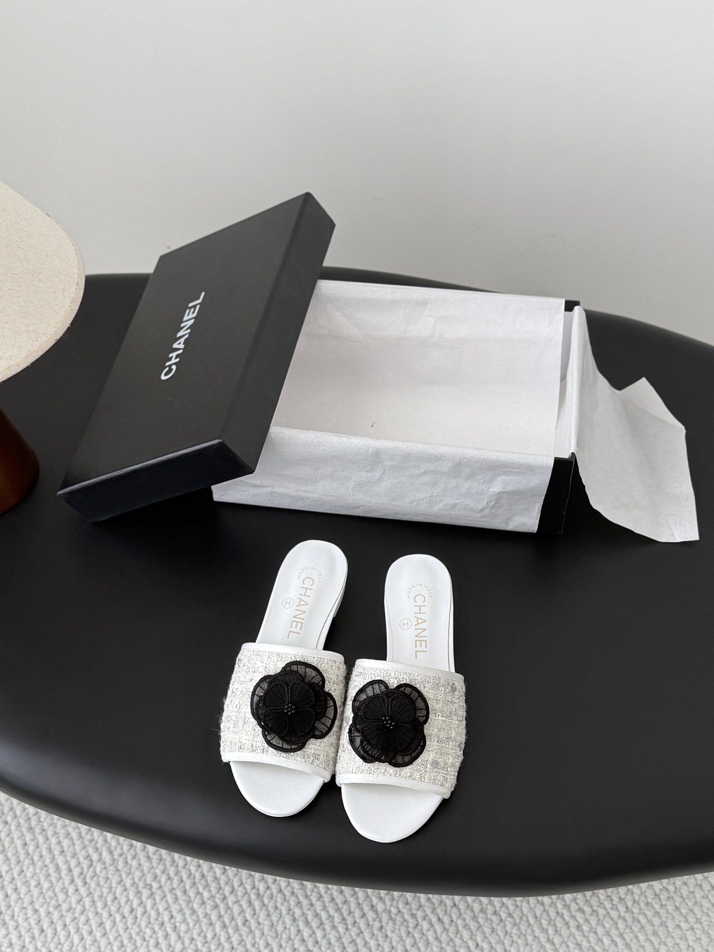 NO:874006,Chanel 26K new spring and summer camellia slippers series. This season's camellia series is really beautiful. The elegant and ladylike temperament of Grandma Xiang's family is full of high-end sense!  It’s very nice on the feet~ Whether worn barefoot or paired with skirts or trousers, it’s very versatile!  Incomparably beautiful!  Special fairy upper woven fabric, inner foot pads mixed sheepskin Size35-39 (customized 40/41), slippers, chanel, slippers, skirts, sheepskin19860909Chanel 26K春夏新品山茶花拖鞋系列 这一季山茶花系列真的超美 香奶奶家一贯的优雅名媛气质 高级感十足！上脚非常nice～ 不管光脚穿或搭配裙装、裤装、 都非常百搭！无敌美！特别仙 鞋面编织布 内里垫脚混种羊皮 Size35-39（40/41定制）,拖鞋,chanel,slippers,skirts,sheepskin,Women's Shoes
