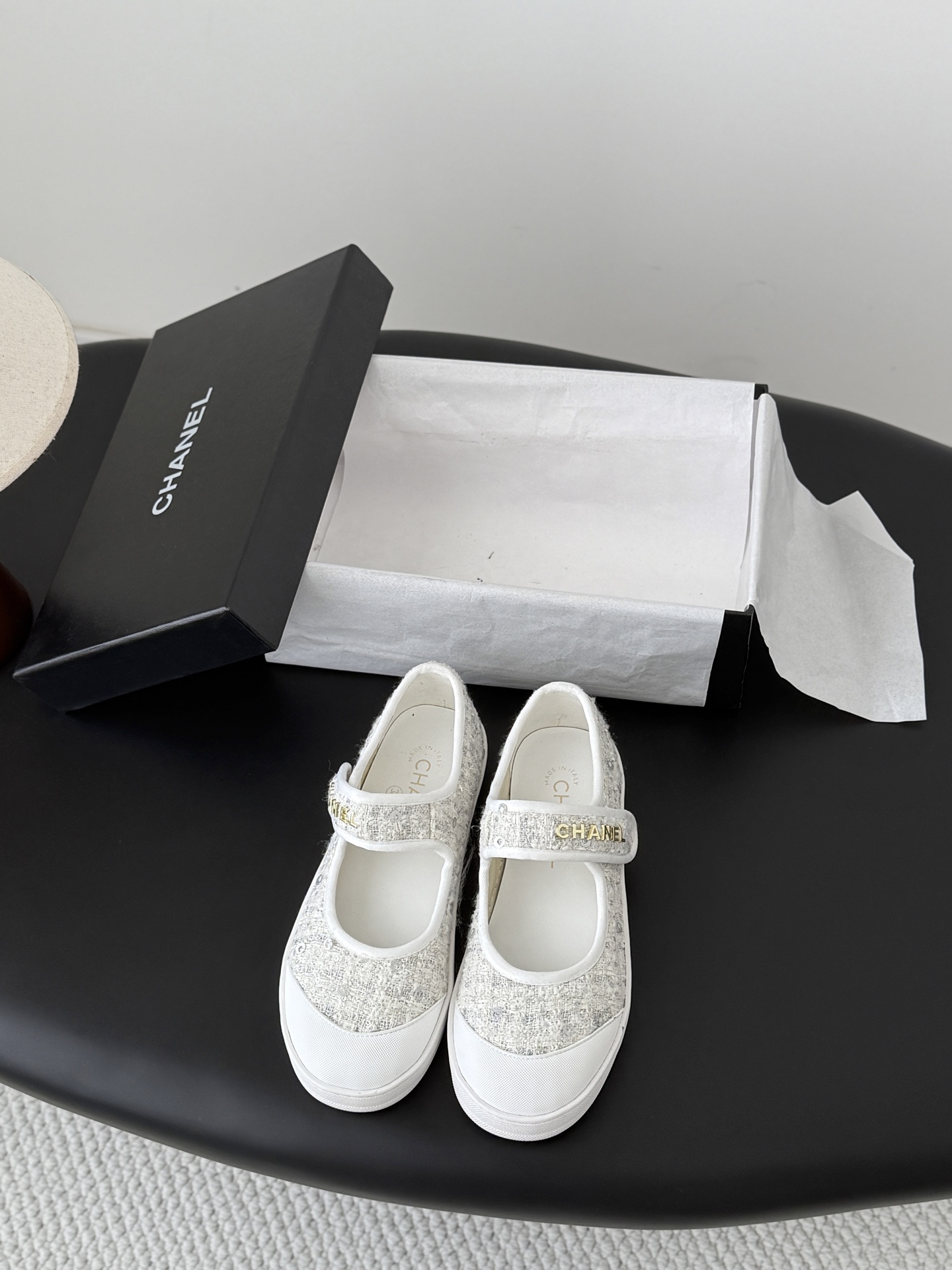 NO:874001,Chanel 26C new casual shoes. Versatile white shoes. You can't go wrong with styles. The contrasting colors are full of energy. The logo embossed on the side is very delicate. The upper is made of original customized materials. Original outsole Size: 35-39. Other sizes are customized, Mary Jane, Chanel, Mary Jane19860909Chanel 26C新款休闲鞋 百搭小白鞋 款式搭配不会出错 撞色搭配活力满满啊 侧面压印logo 上脚很秀气 鞋面原版定制材料 原版大底 Size:35-39 其他码数定做,玛丽珍,chanel,mary jane,Women's Shoes