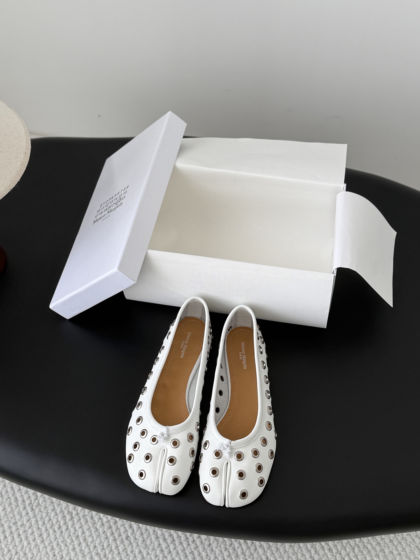 NO:874048,High quality!  Maison Margiela MM6 split-toe shoes Tabi Italian vegetable-tanned sheepskin!  Welcome to compare with the real original outsole!  Size:35-39 Other sizes can be customized, split-toe shoes, masion margiela, sheepskin19860909高定品质！Maison Margiela MM6分趾鞋 Tabi 意产植鞣羊皮！ 欢迎对比 真正的原版大底！ Size:35-39 其他码数定做,分趾鞋,masion margiela,sheepskin,Women's Shoes
