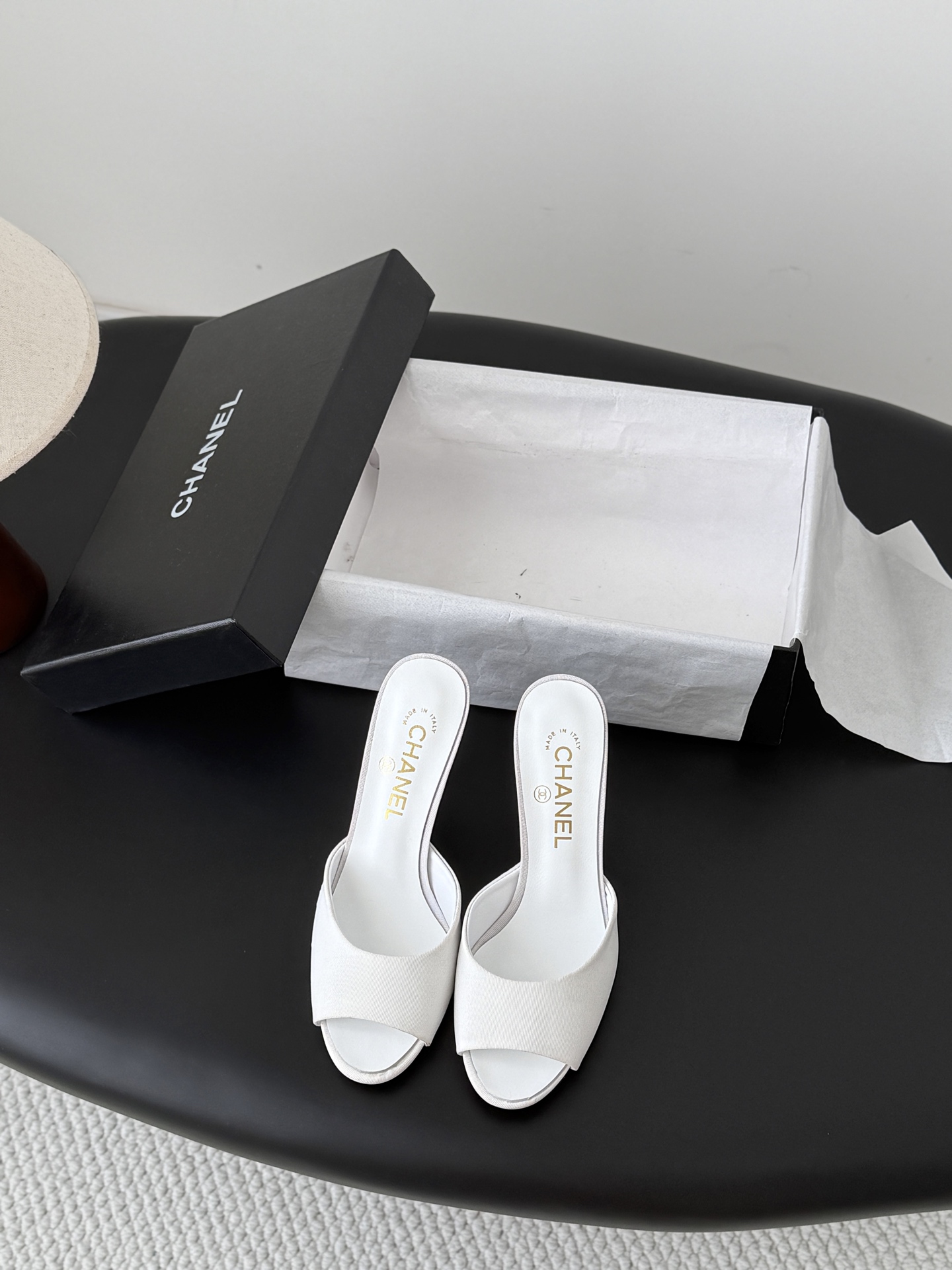 NO:874042,Chanel 26P spring new double C slippers are worn by many celebrity bloggers. They are a must-have pair in spring and summer. Minimalist style prevails, simple but not losing personality. Don’t look too good when paired with jeans!  Original mold opening 1:1 Size: 35-39 (other sizes cannot be returned or exchanged), high heels and slippers, chanel, high heels, slippers, jeans19860909Chanel 26P春季新款双C拖鞋 超多明星博主上脚,春夏必备的一双 极简风当道,简单不失个性 搭配牛仔裤不要太好看！ 原版开模1:1 Size:35-39（其他码数定做不退换）,高跟鞋拖鞋,chanel,high heels,slippers,jeans,Women's Shoes