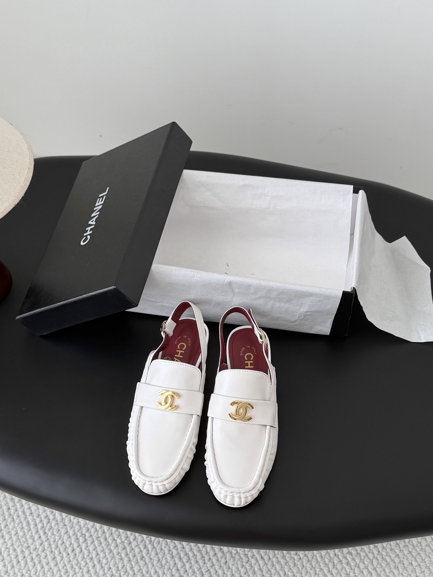 NO:876608,Chanel 26P spring new double C shoes are worn by many celebrity bloggers. They are a must-have pair for spring and summer. Minimalist style prevails, simple but not losing personality. Don’t look too good when paired with jeans!  Original mold opening 1:1 Size: 35-39 (other sizes are not returned or exchanged), loafers and half slippers, chanel, loafers, jeans19860909Chanel 26P春季新款双C单鞋 超多明星博主上脚,春夏必备的一双 极简风当道,简单不失个性 搭配牛仔裤不要太好看！ 原版开模1:1 Size:35-39（其他码数定做不退换）,乐福鞋半拖,chanel,loafers,jeans,Women's Shoes