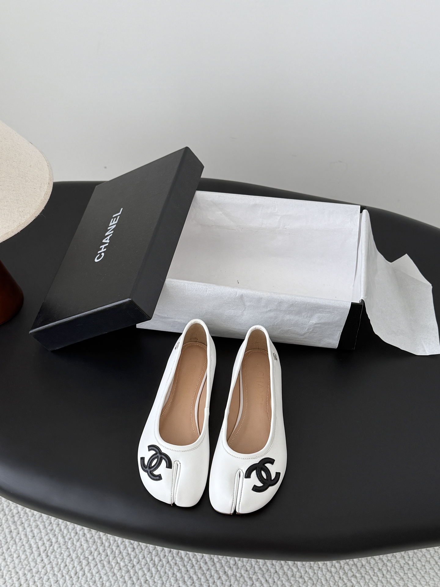 NO:876604,Chanel Vintage middle-aged Kangpeng series shoes are simple but not simple, and the upper feet are particularly slim. The upper is cowhide, the lining is sheepskin, and the leather outsole. Size: 35-39 Other sizes are customized, single shoes, chanel, cowhide, sheepskin, Leather soles19860909Chanel Vintage中古康鹏系列单鞋 简约而不简单的款,上脚特别显脚细. 鞋面牛皮,内里垫脚羊皮,真皮大底. Size:35-39 其它码数定做,单鞋,chanel,cowhide,sheepskin,Leather soles,Women's Shoes