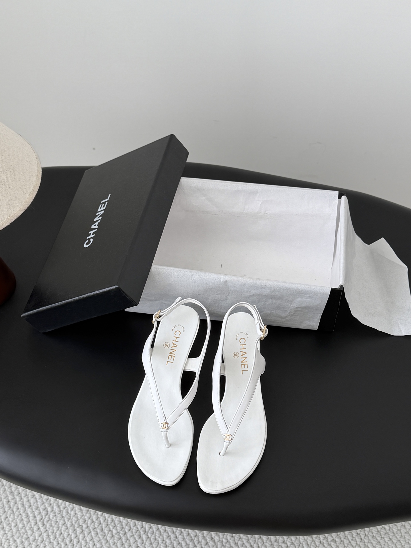 NO:874036,Chanel 26C new Chanel coco sandals are so beautiful that the breath of summer is coming. They are more suitable for summer than light-colored fishnet mule slippers. They are beautiful, delicate and white fairy. Upper cowhide leather lining sheepskin leather outsole Size: 35-39 Other sizes are customized, split-toe shoes, chanel, chanel, sandals, cowhide, sheepskin, Leather soles19860909Chanel 26C新款香奈儿coco 凉鞋 太美了夏天的气息扑面而来 相比浅色的渔网穆勒拖更适合夏天 很美很精致又显白仙女 鞋面牛皮 内里羊皮 真皮大底 Size:35-39 其他码数定做,分趾鞋,chanel,chanel,sandals,cowhide,sheepskin,Leather soles,Women's Shoes