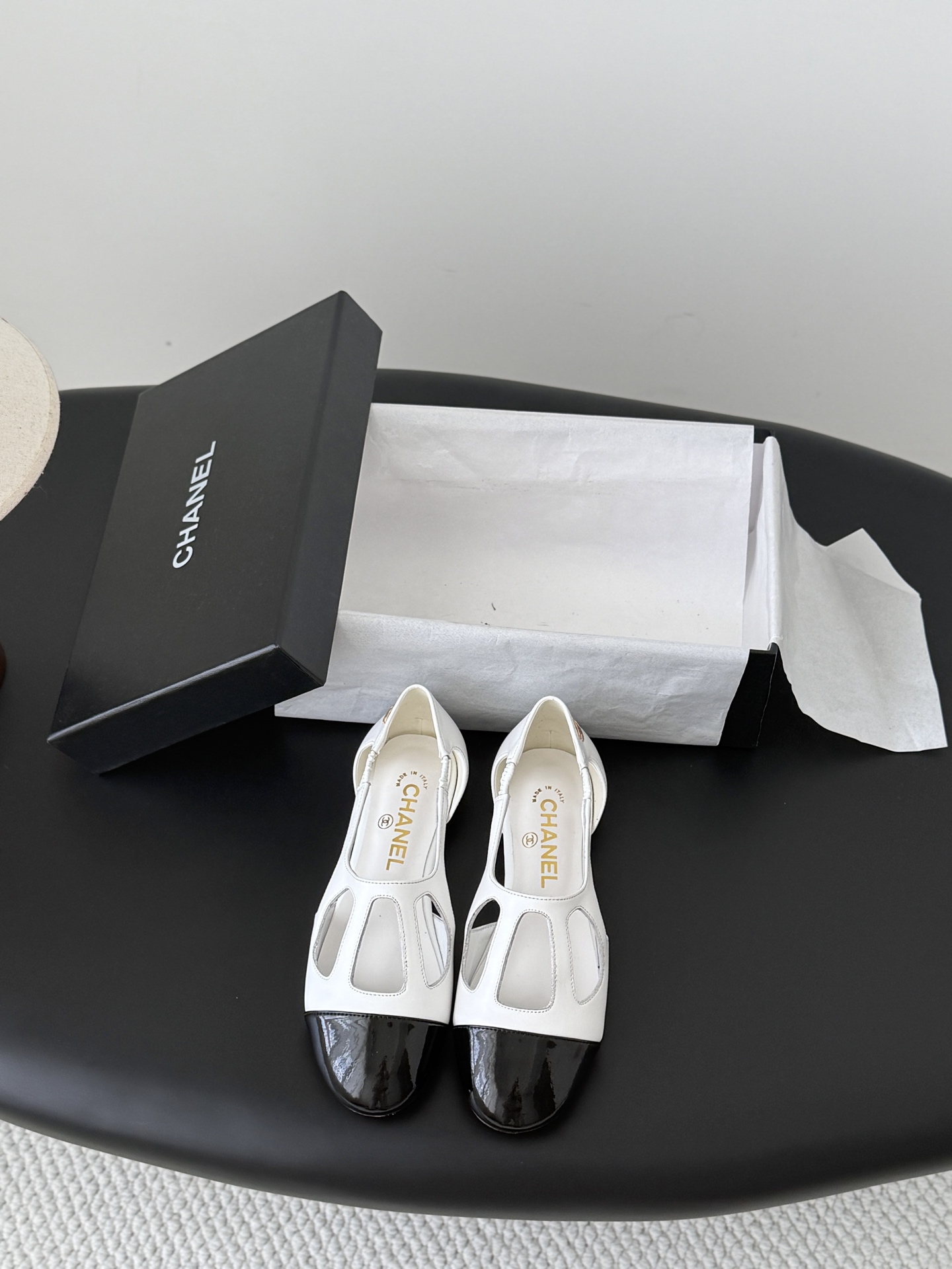 NO:889244,Chanel 26C new Mary Jane shoes. It’s hard not to love the beautiful Mary Jane series. Cowhide upper, sheepskin lining, genuine leather outsole, original molded hardware. Size: 35-39. Customized other sizes, sandals, chanel, sandals, mary jane, cowhide, sheepskin, Leather soles.19860909Chanel 26C新款玛丽珍单鞋 绝美玛丽珍系列很难不爱 鞋面牛皮 内里羊皮 真皮大底 原版开模五金 Size:35-39 其他码数定做,凉鞋,chanel,sandals,mary jane,cowhide,sheepskin,Leather soles,Women's Shoes
