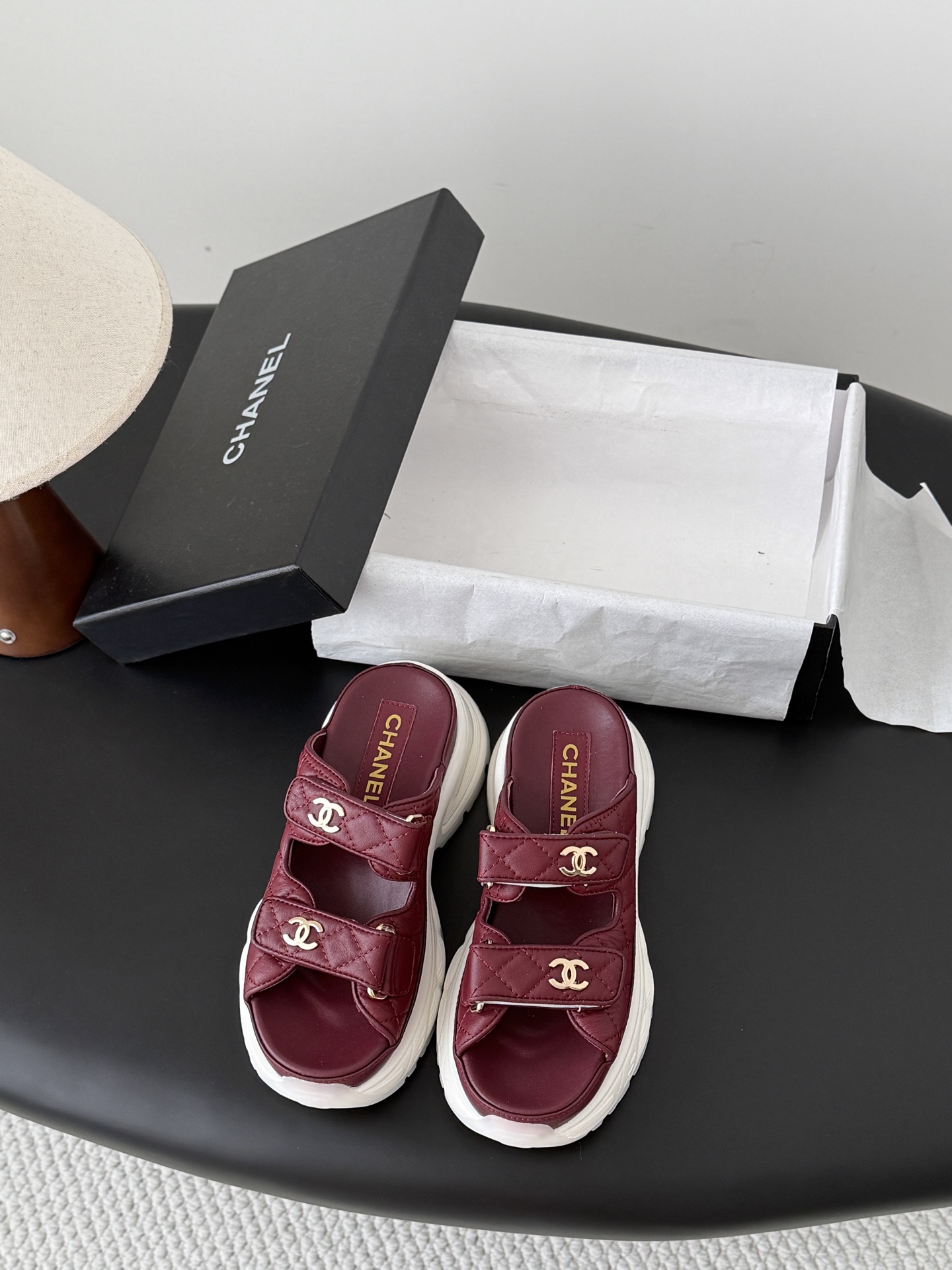 NO:882868,Chanel 26 new Velcro sandal layout!  Top quality matching goods!  I have all the colors at home!  The uppers are made of imported fabrics, the foot pads are lined with sheepskin, and the original hardware buckles are all equipped with top-quality counter packaging!  Size: 35-39 (other sizes are not returnable or exchangeable), slippers and sandals, chanel, sandals, slippers, sheepskin19860909Chanel 26新魔术贴凉鞋版面！ 顶级对版货！ 所有的颜色我家都有！ 鞋面进口面料,垫脚内里羊皮,原版五金扣. 均配专柜顶级包装！ Size:35-39（其它码数定做不退换）,拖鞋凉鞋,chanel,sandals,slippers,sheepskin,Women's Shoes