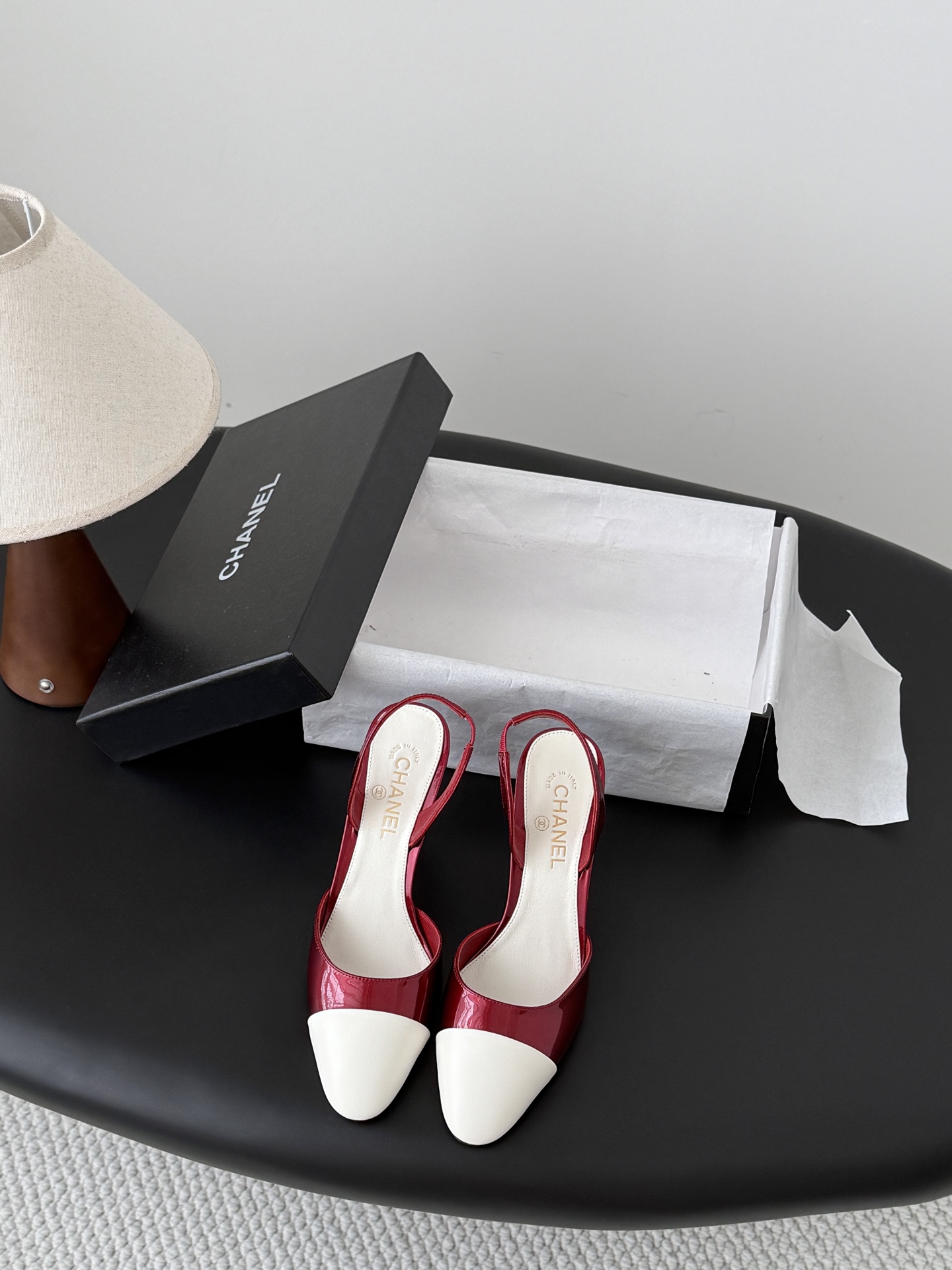 NO:882865,Chanel 26A catwalk style slingback shoes. Simple but not simple style, the upper feet are particularly slim. Cowhide upper, sheepskin lining, leather outsole. Size: 35-39 Other sizes are customized, high heels and sandals, chanel, sandals, high heels, cowhide, sheepskin, Leather soles19860909Chanel 26A走秀款后带单鞋 简约而不简单的款,上脚特别显脚细. 鞋面牛皮,内里垫脚羊皮,真皮大底. Size:35-39 其它码数定做,高跟鞋凉鞋,chanel,sandals,high heels,cowhide,sheepskin,Leather soles,Women's Shoes