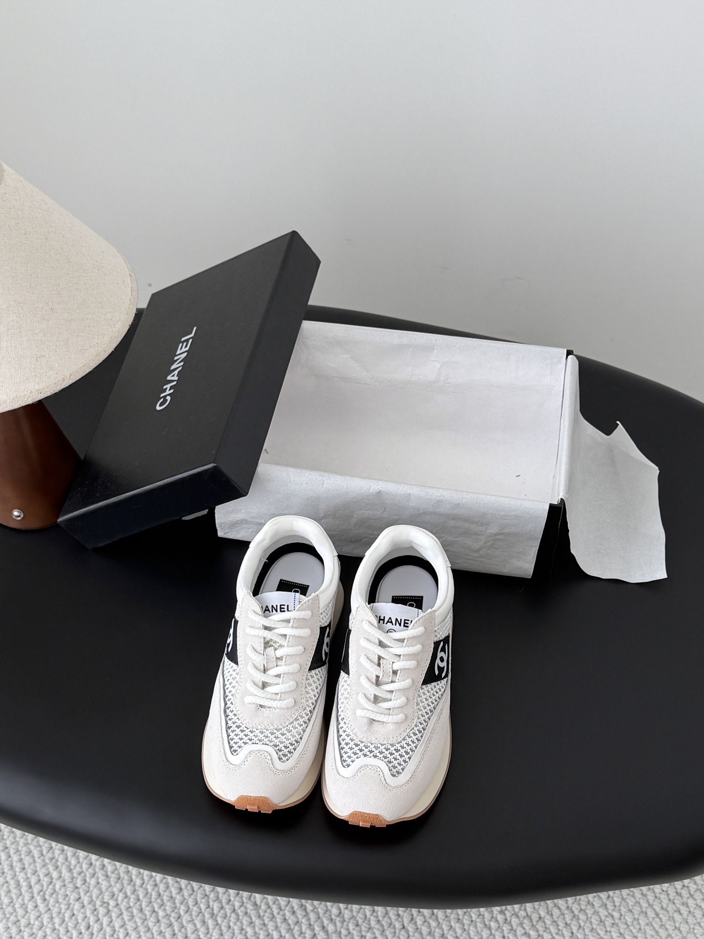 NO:882862,Chanel 26c early spring new casual shoes. Versatile white shoes. You can't go wrong with the styles. The contrasting colors are full of energy. The logo embossed on the side is very delicate on the feet. Original customized material for the upper. Original outsole. Size: 35-40, casual shoes/sports shoes, chanel, sneakers19860909Chanel 26c早春新款休闲鞋 百搭小白鞋 款式搭配不会出错 撞色搭配活力满满啊 侧面压印logo 上脚很秀气 鞋面原版定制材料 原版大底 Size:35-40,休闲鞋/运动鞋,chanel,sneakers,Women's Shoes