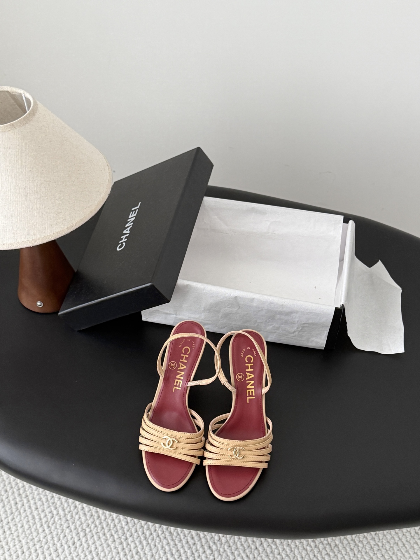 NO:889843,The new 26A spring and summer Chanel Roman high-heeled sandals are comfortable on your feet!  Super pretty and versatile on the feet!  Very ladylike style, a must-have for summer travel. Size: 35-39 (other sizes are not returnable), high heels and slippers, chanel, sandals, high heels, slippers1986090926A春夏新款Chanel罗马高跟凉鞋 脚感舒适！上脚超级仙美又百搭！ 非常的名媛风,夏天旅游必备款 Size:35-39（其他码数定做不退换）,高跟鞋拖鞋,chanel,sandals,high heels,slippers,Women's Shoes