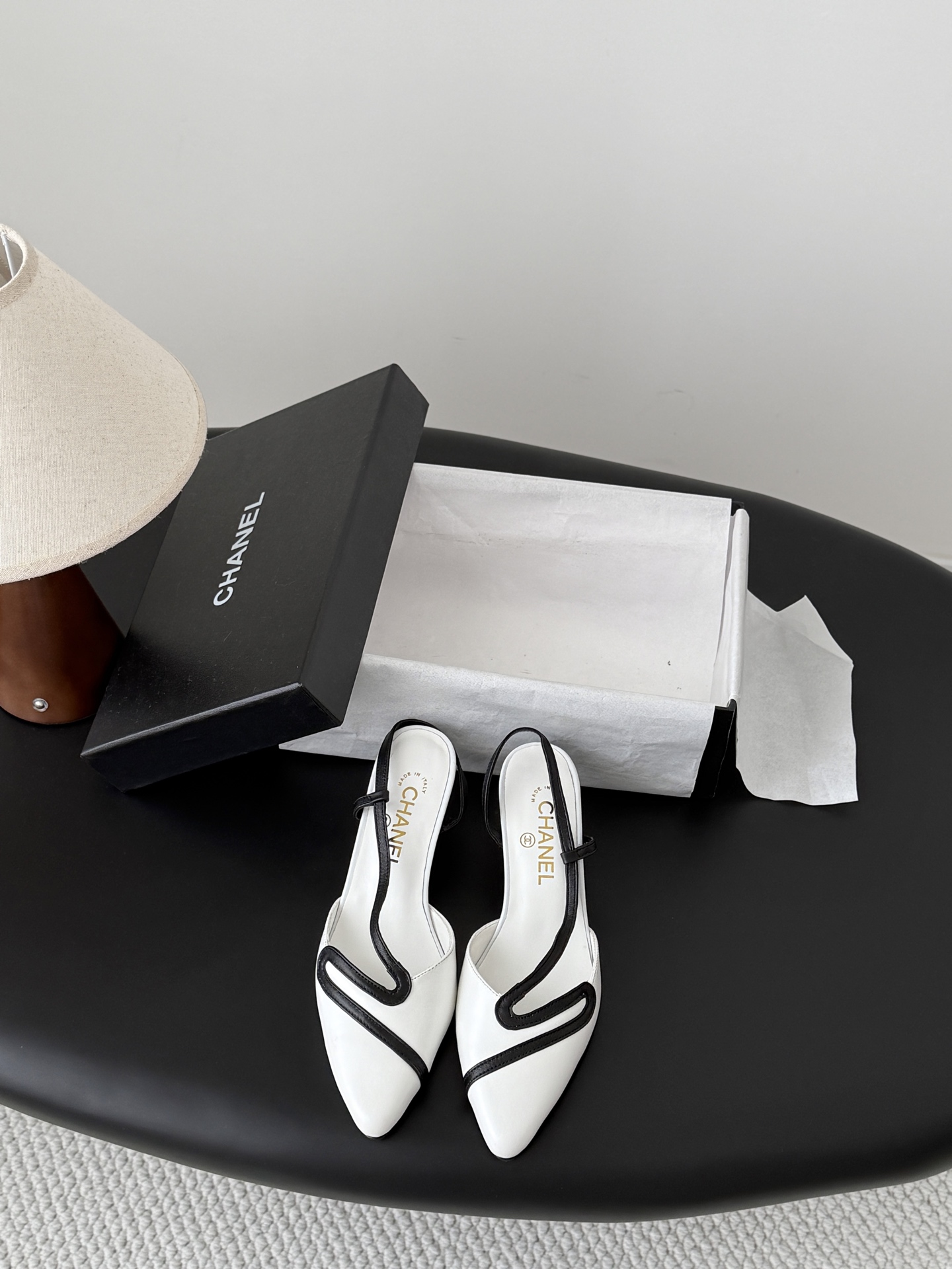 NO:889773,Chanel 26P spring new double C shoes are worn by many celebrity bloggers. They are a must-have pair for spring and summer. Minimalist style prevails, simple but not losing personality. Don’t look too good when paired with jeans!  Original mold opening 1:1 Size: 35-39 (other sizes cannot be returned or exchanged), sandals, chanel, sandals, jeans19860909Chanel 26P春季新款双C单鞋 超多明星博主上脚,春夏必备的一双 极简风当道,简单不失个性 搭配牛仔裤不要太好看！ 原版开模1:1 Size:35-39（其他码数定做不退换）,凉鞋,chanel,sandals,jeans,Women's Shoes