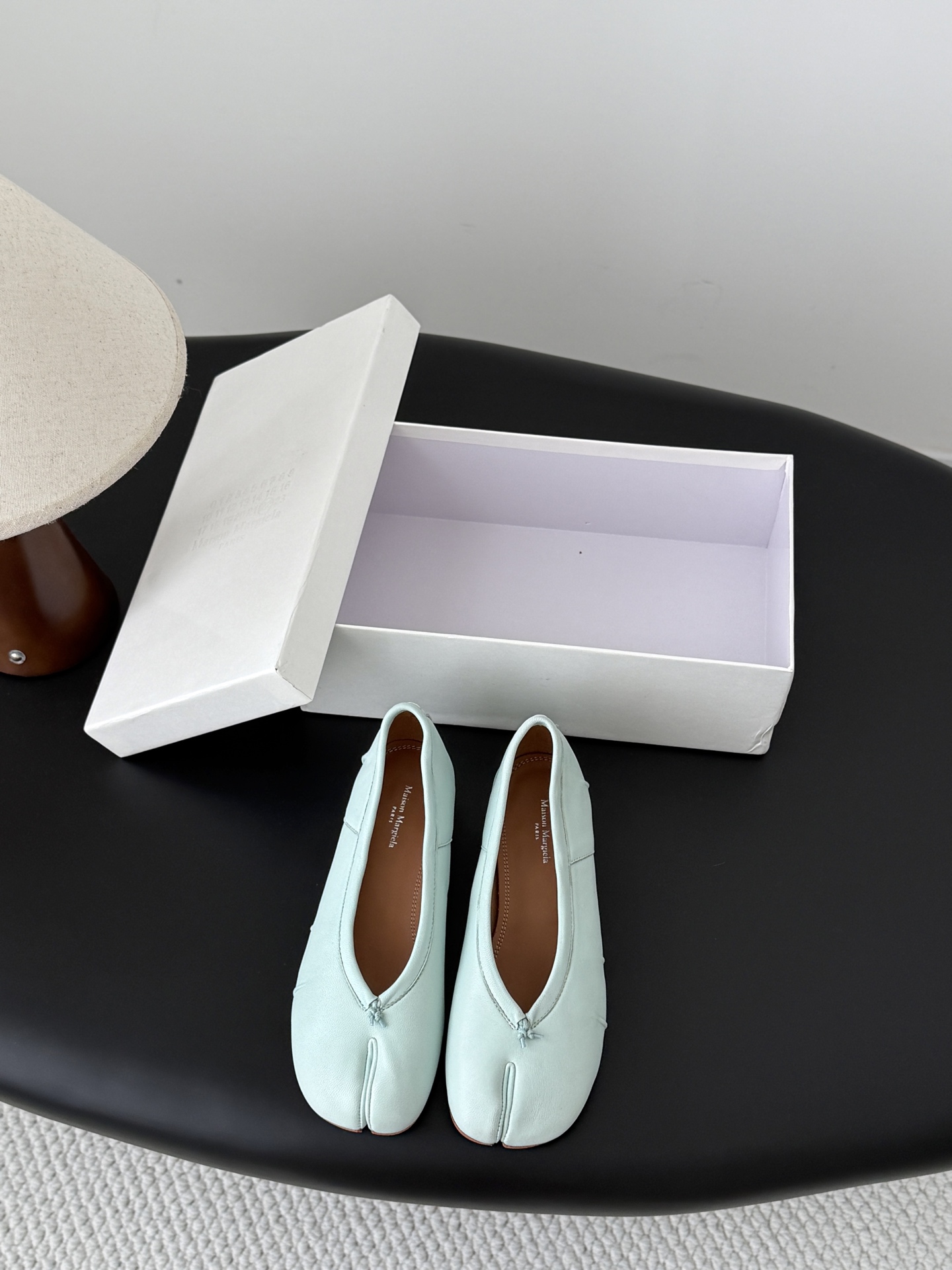 NO:889816,Definite quality!  Maison Margiela MM6 split-toe shoes Tabi Italian vegetable-tanned sheepskin!  Welcome to compare with the real original outsole!  Size:35-39 Other sizes can be customized, split-toe shoes, masion margiela, sheepskin19860909定品质！Maison Margiela MM6分趾鞋 Tabi 意产植鞣羊皮！ 欢迎对比 真正的原版大底！ Size:35-39 其他码数定做,分趾鞋,masion margiela,sheepskin,Women's Shoes
