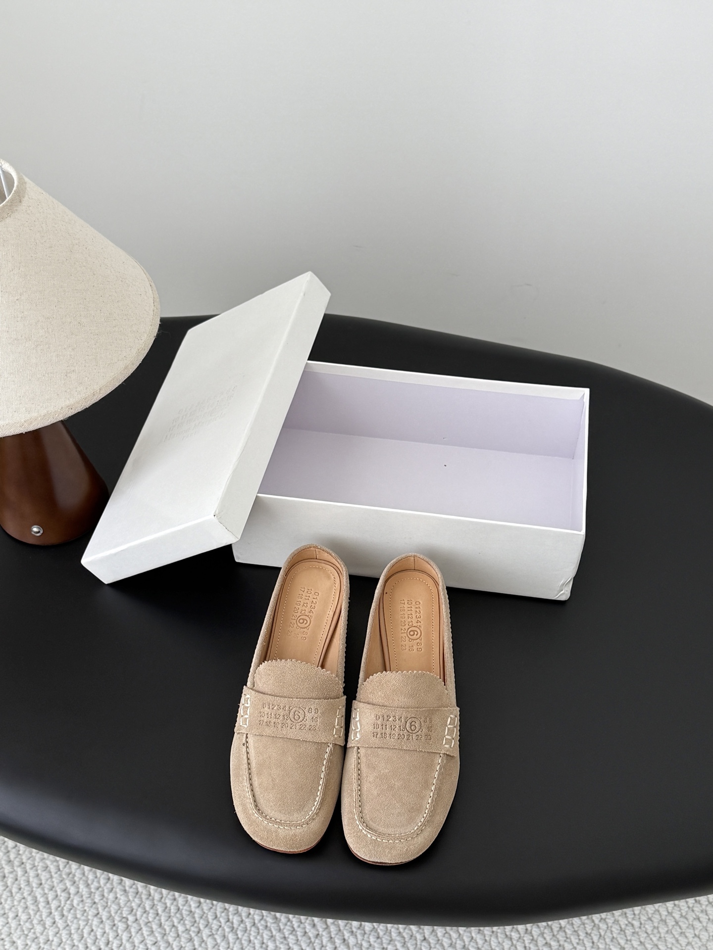 NO:889804,High quality!  Maison Margiela MM6 split-toe shoes Tabi Italian vegetable-tanned sheepskin!  Welcome to compare with the real original outsole!  Size:35-39 Other sizes can be customized, half drag, masion margiela, sheepskin19860909高定品质！Maison Margiela MM6分趾鞋 Tabi 意产植鞣羊皮！ 欢迎对比 真正的原版大底！ Size:35-39 其他码数定做,半拖,masion margiela,sheepskin,Women's Shoes