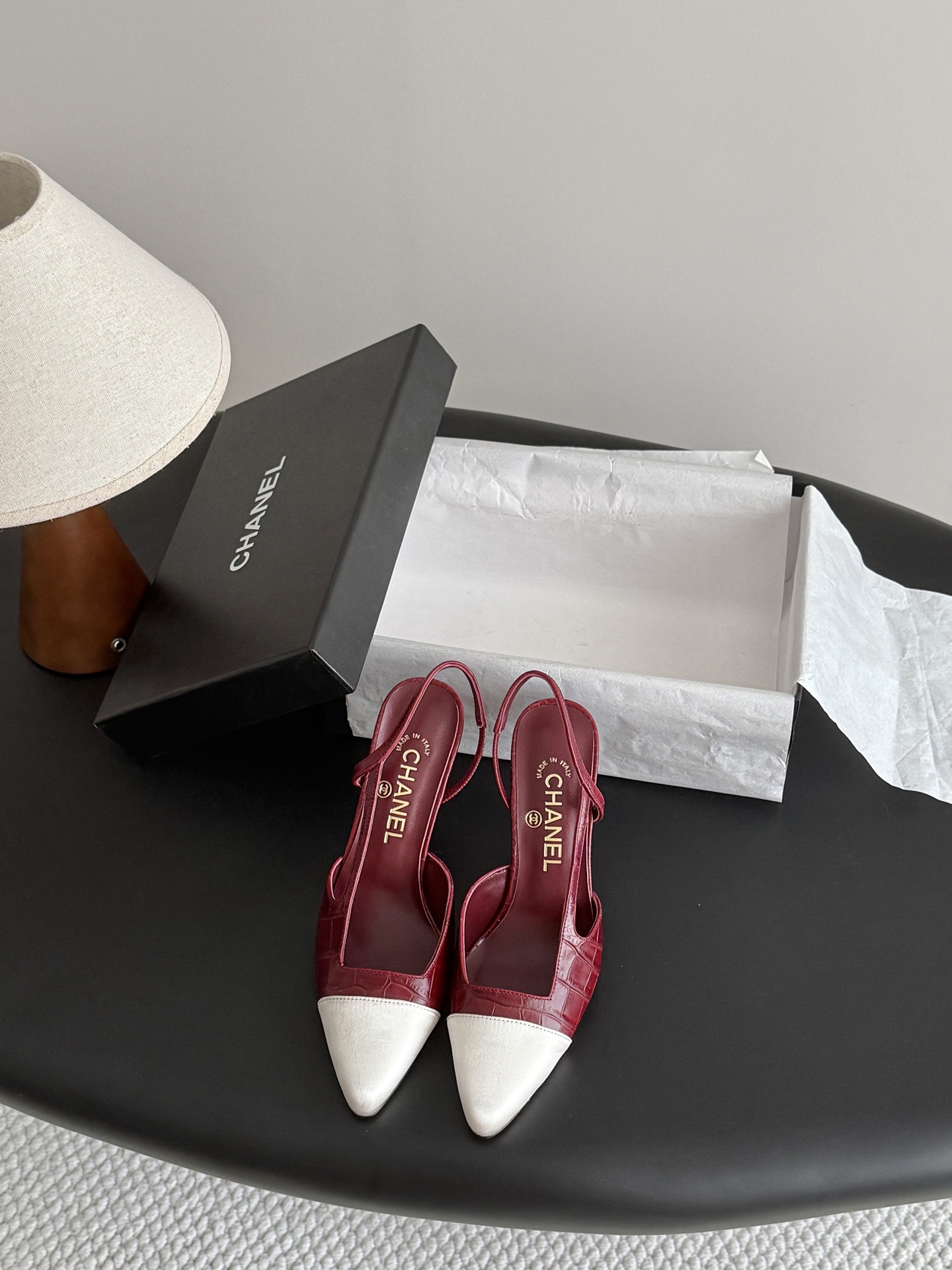 NO:889790,Chanel 26A Advanced Handicraft Workshop Series Shoes. New models are on sale first. This year’s must-have item. Original development. Private model hardware. Genuine leather outsole. Upper cowhide. Lining sheepskin. Size: 35-39. Other sizes are fixed, sandals, chanel, sandals, cowhide, sheepskin, Leather soles.19860909Chanel 26A高级手工坊系列单鞋 新款抢先发售 今年必爆单品 原版开发 私模五金 真皮大底 鞋面牛皮 内里羊皮 Size:35-39 其他码数定,凉鞋,chanel,sandals,cowhide,sheepskin,Leather soles,Women's Shoes