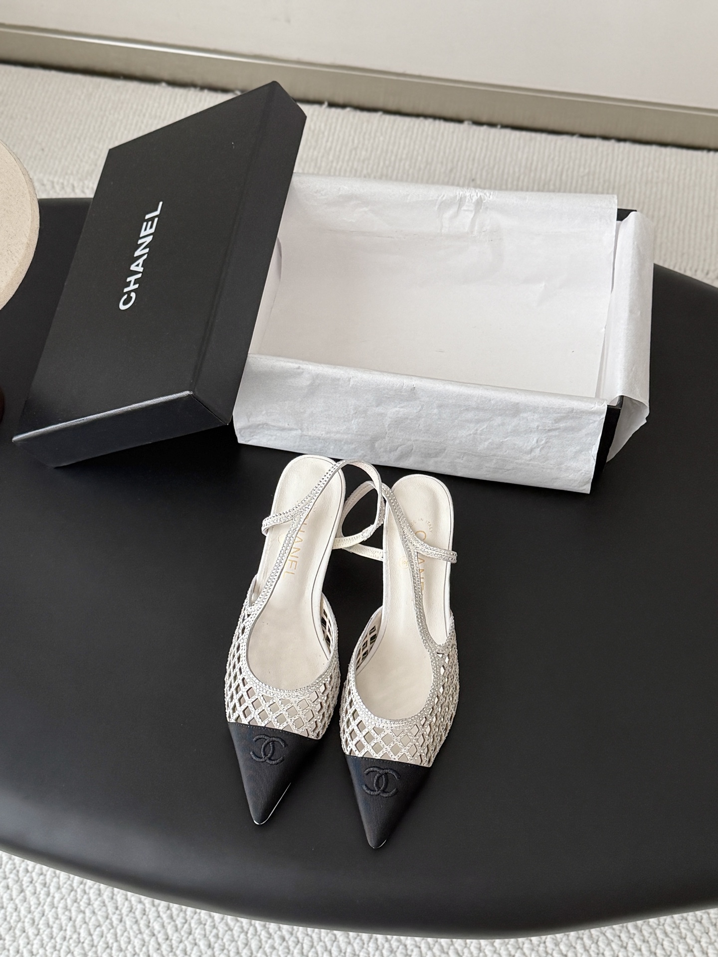 NO:903465,Chanel 26C new pointed toe shoes. It’s hard not to love the beautiful Mary Jane series. Cowhide upper, sheepskin lining, genuine leather outsole, original molded hardware. Size: 35-39. Customized other sizes, sandals, chanel, sandals, mary jane, cowhide, sheepskin, Leather soles.19860909Chanel 26C新款尖头单鞋 绝美玛丽珍系列很难不爱 鞋面牛皮 内里羊皮 真皮大底 原版开模五金 Size:35-39 其他码数定做,凉鞋,chanel,sandals,mary jane,cowhide,sheepskin,Leather soles,Women's Shoes