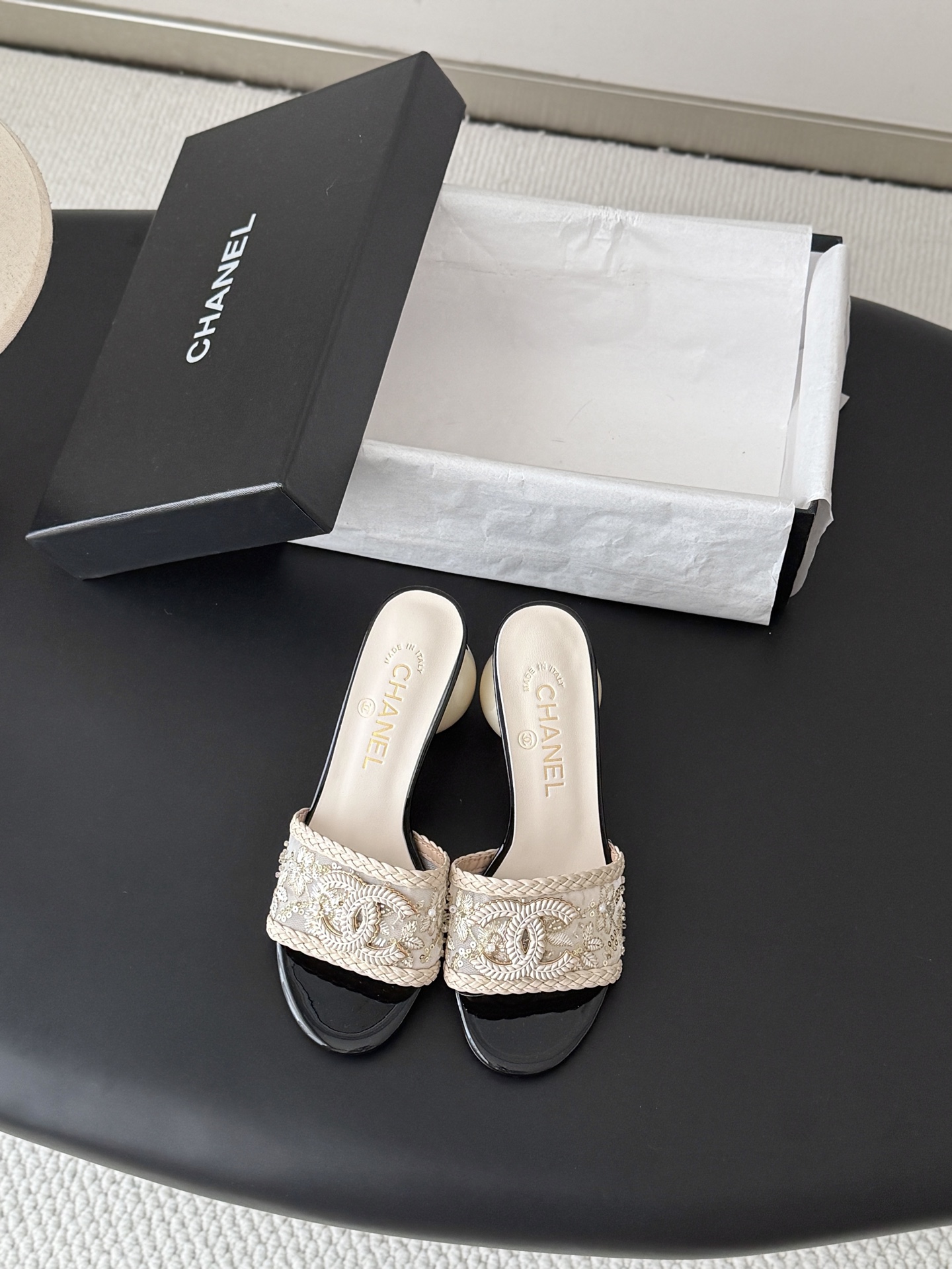 NO:905945,Chanel 26P new pearl heel double C flip-flops. This series is really amazing. How can it be so beautiful!  Summer is really an invincible combination that can be salty or sweet~ Cowhide upper, lambskin lining, genuine leather outsole, size 35-39 (customized 40/41), slippers, chanel, slippers, cowhide, sheepskin, Leather soles19860909Chanel 26P新品珍珠跟双C人字拖鞋 这一系列这真的是绝了 怎么会这么美！ 夏天真的是无敌搭配可盐可甜～ 鞋面牛皮 内里是小羊皮 真皮大底 码数35-39（40/41定制）,拖鞋,chanel,slippers,cowhide,sheepskin,Leather soles,Women's Shoes