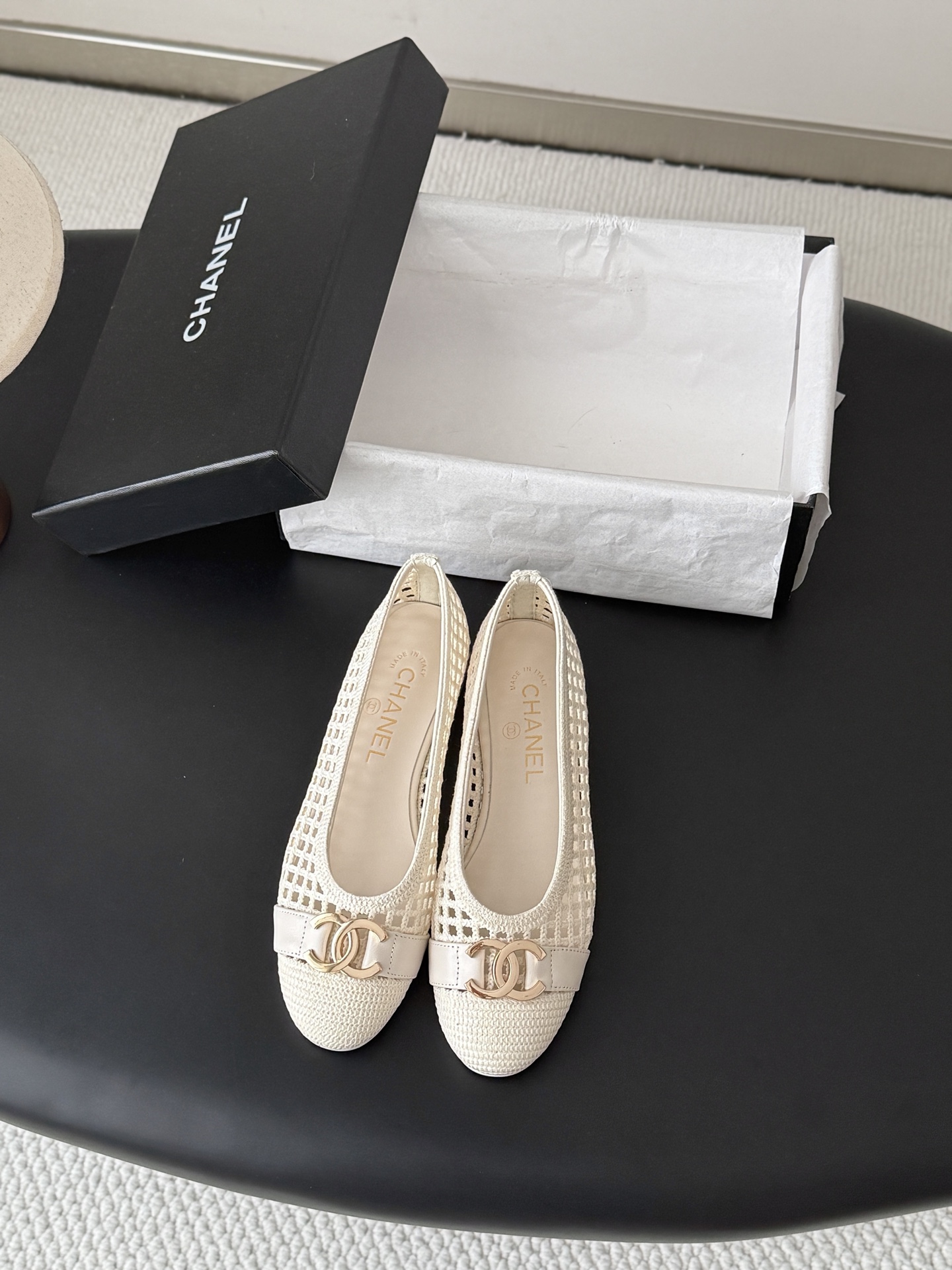 NO:905929,Chanel 26P new spring and summer double C woven shoes are worn by many celebrity bloggers. They are a must-have pair for spring and summer. Minimalist style prevails, simple but not losing personality. Don’t look too good when paired with jeans!  Original mold opening 1:1 Size: 35-39 (other sizes cannot be returned or exchanged), single shoes, chanel, jeans19860909Chanel 26P春夏新款双C编织单鞋 超多明星博主上脚,春夏必备的一双 极简风当道,简单不失个性 搭配牛仔裤不要太好看！ 原版开模1:1 Size:35-39（其他码数定做不退换）,单鞋,chanel,jeans,Women's Shoes