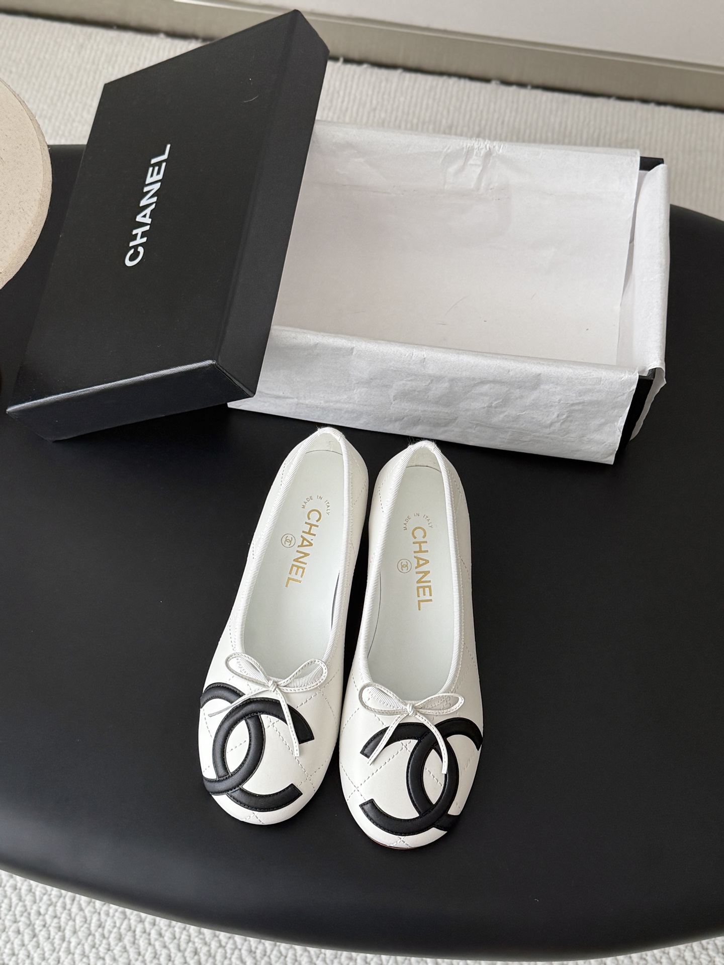 NO:905937,Chanel Vintage middle-aged Kangpeng series shoes are simple but not simple, and the upper feet are particularly slim. The upper is cowhide, the lining is sheepskin, and the leather outsole. Size: 35-39 Other sizes are customized, single shoes, chanel, cowhide, sheepskin, Leather soles19860909Chanel Vintage中古康鹏系列单鞋 简约而不简单的款,上脚特别显脚细. 鞋面牛皮,内里垫脚羊皮,真皮大底. Size:35-39 其它码数定做,单鞋,chanel,cowhide,sheepskin,Leather soles,Women's Shoes