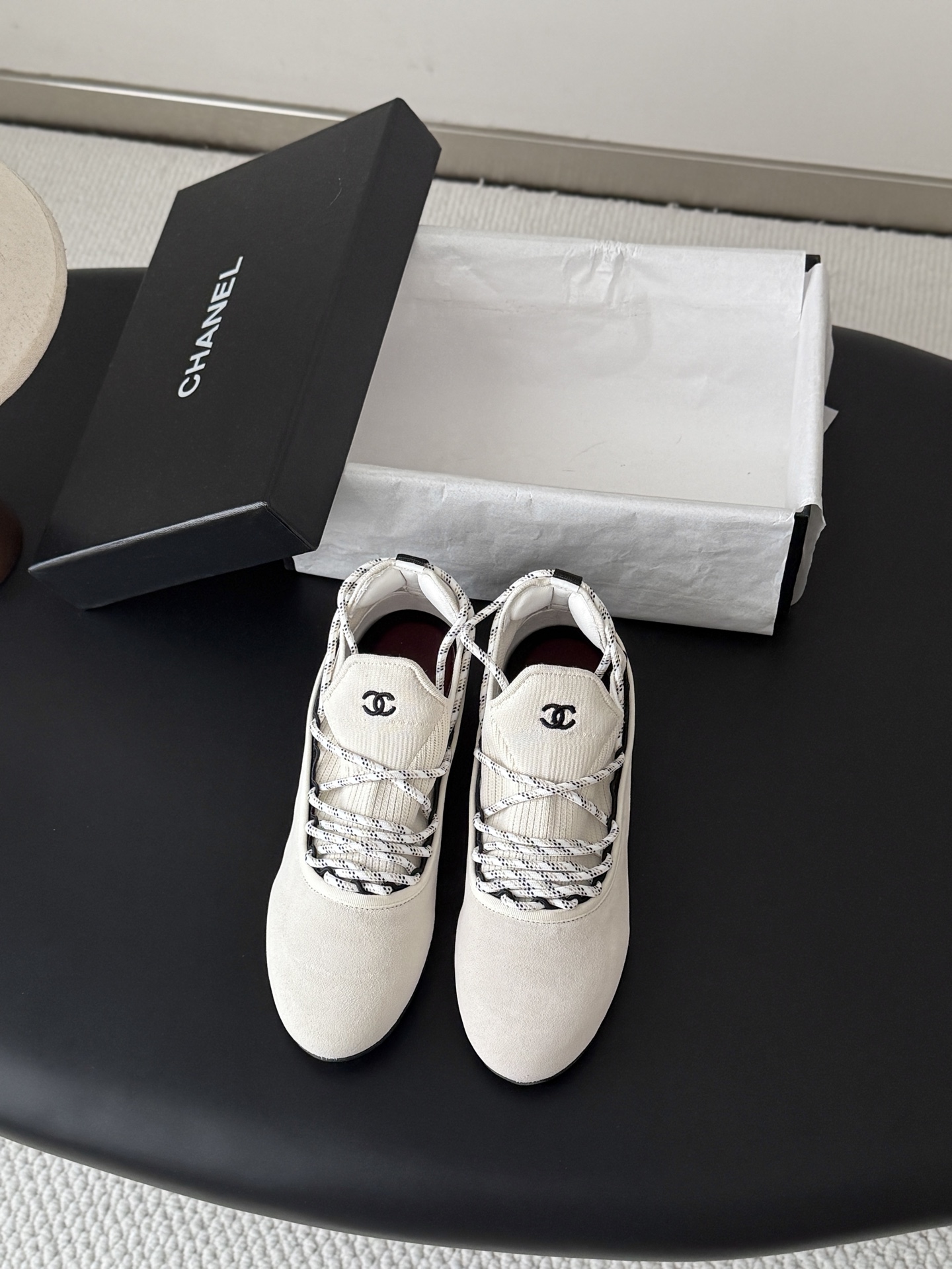 NO:905924,New casual shoes from Chanel 26A handicraft workshop. Versatile white shoes. You can’t go wrong with the styles. The contrasting colors are full of energy. The logo embossed on the side is very delicate on the feet. Original customized material for the upper. Original outsole. Size: 35-40, casual shoes/sports shoes, chanel, sneakers19860909Chanel 26A手工坊新款休闲鞋 百搭小白鞋 款式搭配不会出错 撞色搭配活力满满啊 侧面压印logo 上脚很秀气 鞋面原版定制材料 原版大底 Size:35-40,休闲鞋/运动鞋,chanel,sneakers,Women's Shoes