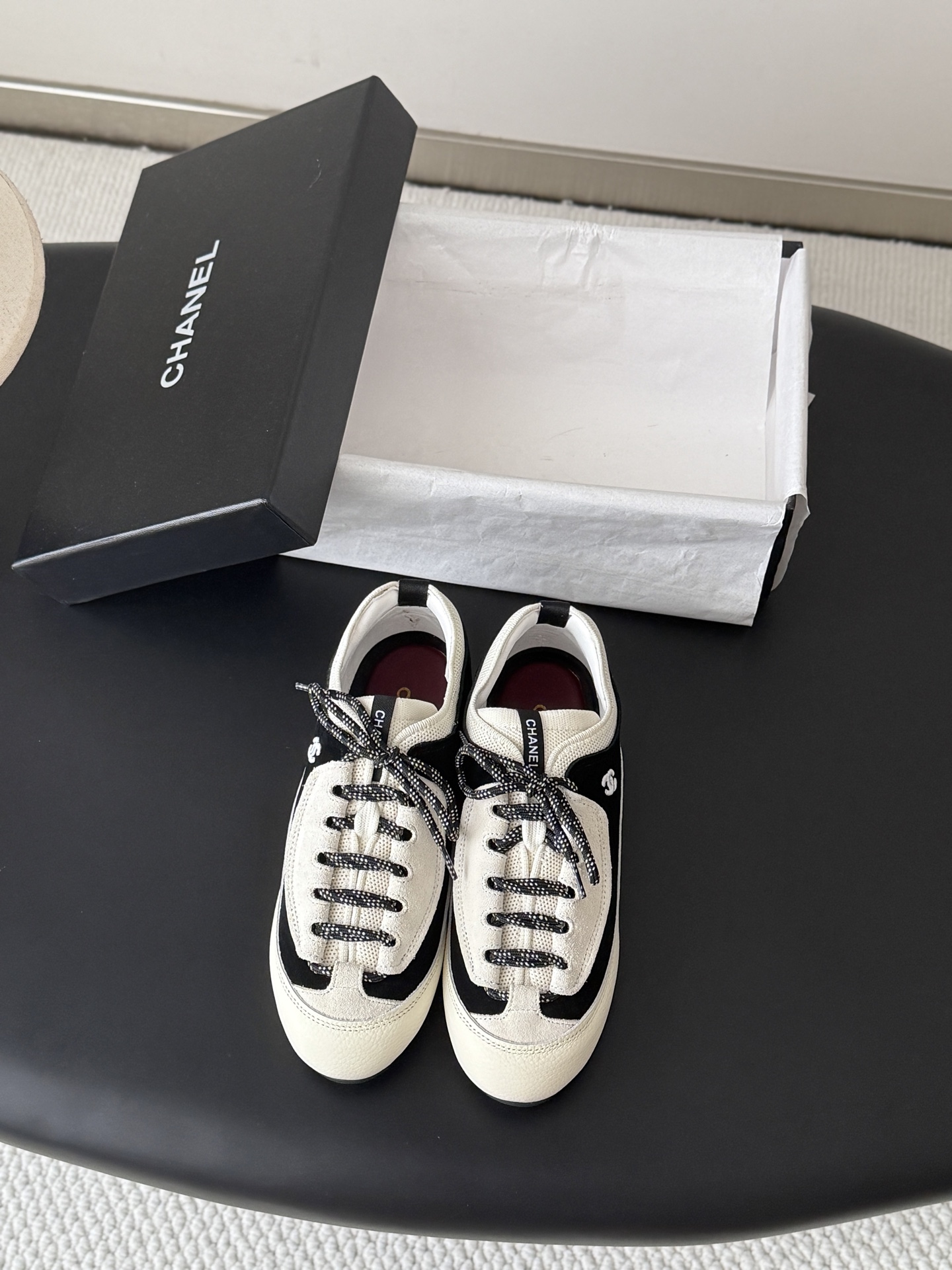 NO:906374,New casual shoes from Chanel 26A handicraft workshop. Versatile white shoes. You can’t go wrong with the styles. The contrasting colors are full of energy. The logo embossed on the side is very delicate on the feet. Original customized material for the upper. Original outsole. Size: 35-40, casual shoes/sports shoes, chanel, sneakers19860909Chanel 26A手工坊新款休闲鞋 百搭小白鞋 款式搭配不会出错 撞色搭配活力满满啊 侧面压印logo 上脚很秀气 鞋面原版定制材料 原版大底 Size:35-40,休闲鞋/运动鞋,chanel,sneakers,Women's Shoes