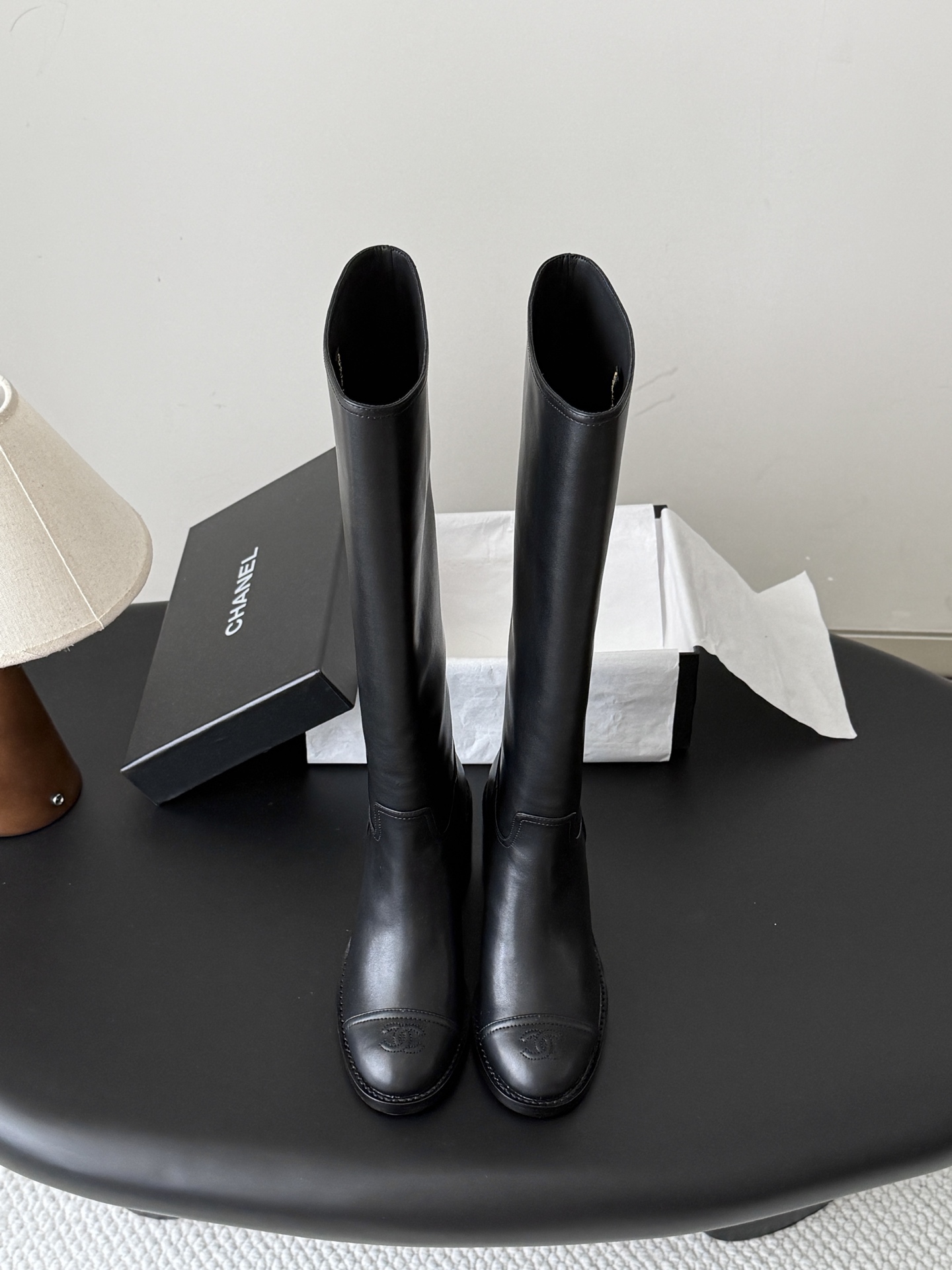 NO:922361,Chanel 26K new chain knight boots are timeless classics, an evergreen series item in the shoe cabinet. Generally, you can buy more boots of this type~ It has the temperament of a celebrity and has a casual retro style. The small round toe splicing design has a very well controlled curvature. It is not a rigid and sharp shoe shape. It should be soft, harmonious, durable and high-quality. The upper is customized with original lambskin, which is very soft, comfortable and not tight. The lining is imported sheepskin.  Ultra-fine foot feel and 100% comfort. Italian leather outsole with high safety performance. Heel height 7cm. Thick heel design. Visual elongation ratio~ Size35-39 (40/41 customization is non-returnable and non-exchangeable), boots, chanel, boots, sheepskin, Leather soles19860909Chanel 26K新款链条骑士靴 永恒的经典 鞋柜里常青的系列单品 一般碰到这个类型的靴子可以多入哦～ 具有名媛气质 又带着一丝不经意的小复古 小小圆头拼接设计 弧度把控的非常到位 不是呆板尖锐的鞋型 它要柔和谐 耐看有品 鞋面定制原版小羊皮 非常柔软舒适不紧绷 内里进口羊皮 超细腻脚感舒适度百分百 意大利真皮大底 安全性能高 跟高7cm 粗跟设计 视觉拉长比例哦～ Size35-39（40/41定制不退不换）,靴子,chanel,boots,sheepskin,Leather soles,Women's Shoes