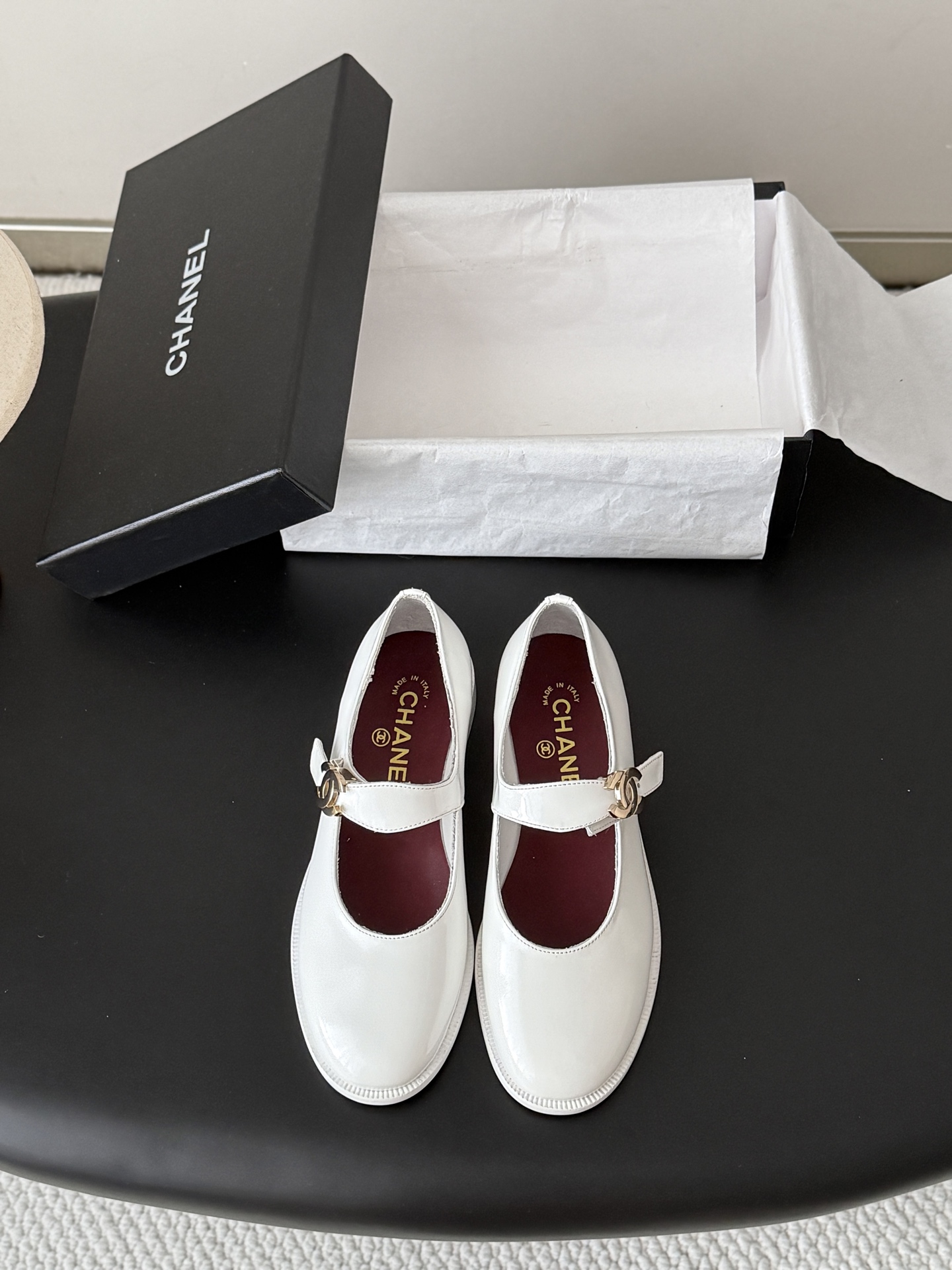 NO:922355,Chanel 26B new double C loafers. This series is really amazing. How come they are so beautiful!  Summer is really an invincible combination that can be salty or sweet~ Upper cowhide/patent leather, lining lambskin, genuine leather outsole, size 35-39 (customized 40/41), loafers, chanel, loafers, cowhide, sheepskin, Leather soles19860909Chanel 26B新品双C乐福鞋 这一系列这真的是绝了 怎么会这么美！ 夏天真的是无敌搭配可盐可甜～ 鞋面牛皮/漆皮 内里是小羊皮 真皮大底 码数35-39（40/41定制）,乐福鞋,chanel,loafers,cowhide,sheepskin,Leather soles,Women's Shoes