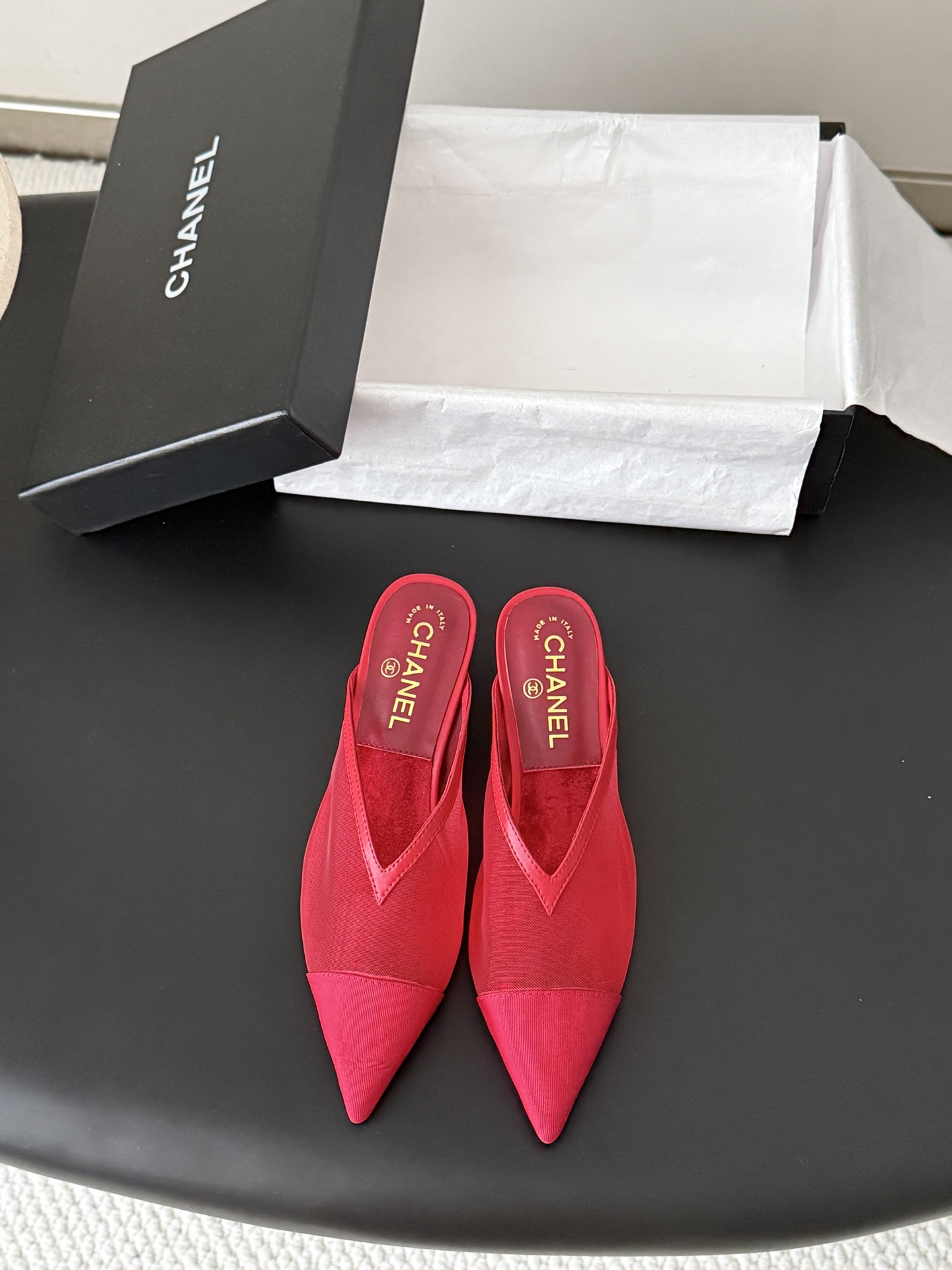 NO:922342,Chanel 26P new double C mesh slippers. This series is really amazing. How can it be so beautiful!  Summer is really an invincible combination that can be salty or sweet ~ Mesh upper, lambskin lining, original outsole, size 35-39 (customized 40/41), half drag, chanel, slippers, sheepskin19860909Chanel 26P新品双C网纱拖鞋 这一系列这真的是绝了 怎么会这么美！ 夏天真的是无敌搭配可盐可甜～ 鞋面网纱 内里是小羊皮 原版大底 码数35-39（40/41定制）,半拖,chanel,slippers,sheepskin,Women's Shoes