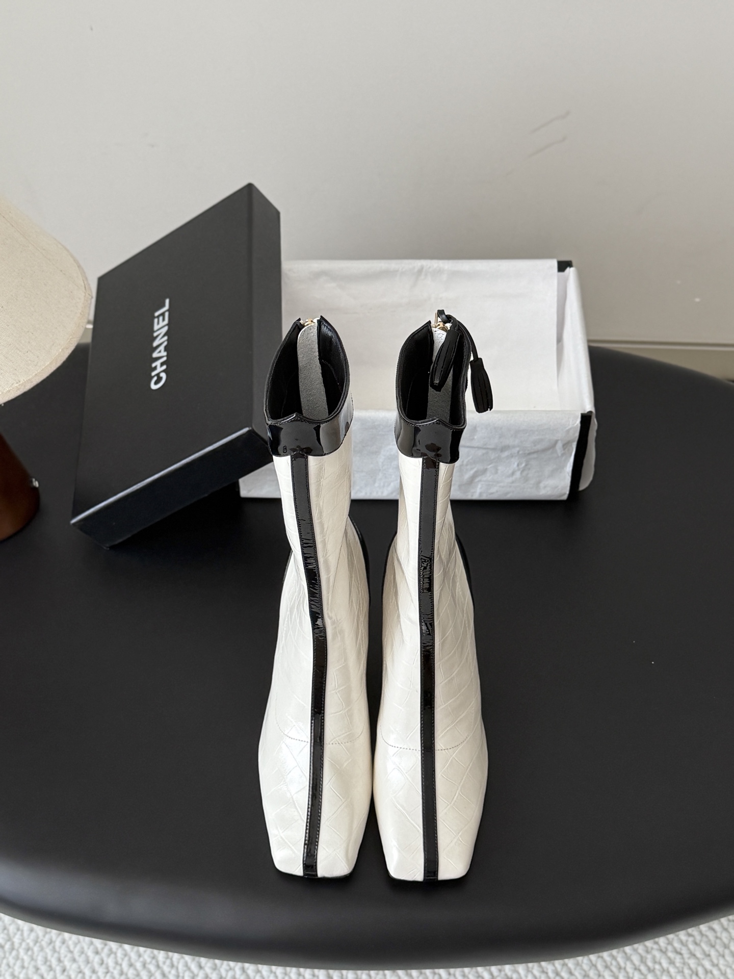 NO:922385,Chanel 26A Advanced Handicraft Workshop Series Double C Long Short Boots. New model is on sale first. This year’s must-have item for autumn and winter. Original development. Private model hardware. Genuine leather outsole. Upper cowhide. Lining sheepskin. Size: 35-39. Other sizes are determined, boots, chanel, boots, cowhide, sheepskin, Leather soles.19860909Chanel 26A高级手工坊系列双C长短靴 新款抢先发售 今年秋冬必爆单品 原版开发 私模五金 真皮大底 鞋面牛皮 内里羊皮 Size:35-39 其他码数定,靴子,chanel,boots,cowhide,sheepskin,Leather soles,Women's Shoes