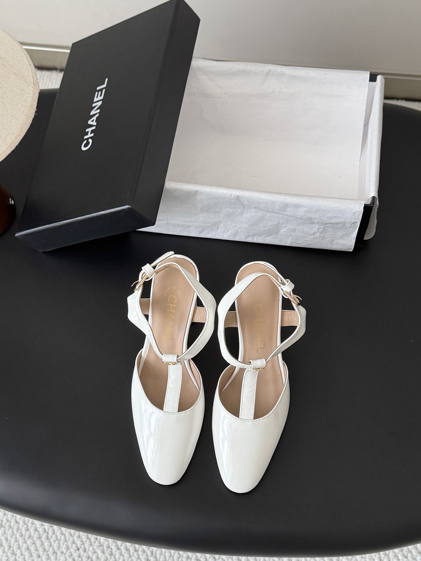 NO:922378,Chanel 26C new round-toe shoes. It’s hard not to love the beautiful Mary Jane series. Cowhide upper, sheepskin lining, genuine leather outsole, original molded hardware. Size: 35-39. Customized other sizes, high heels and sandals, chanel, sandals, mary jane, high heels, cowhide, sheepskin, Leather soles.19860909Chanel 26C新款圆头单鞋 绝美玛丽珍系列很难不爱 鞋面牛皮 内里羊皮 真皮大底 原版开模五金 Size:35-39 其他码数定做,高跟鞋凉鞋,chanel,sandals,mary jane,high heels,cowhide,sheepskin,Leather soles,Women's Shoes