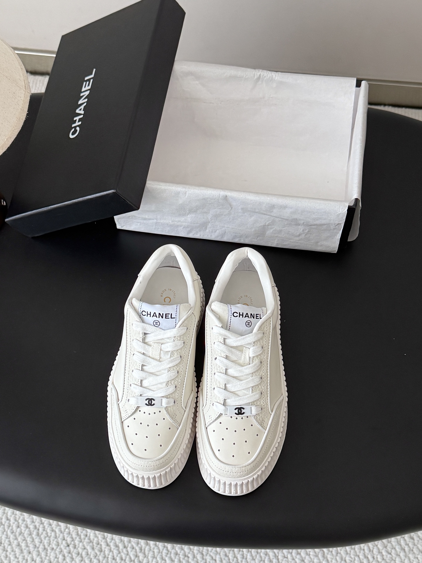 NO:922372,Chanel 26 new panda color-blocked casual shoes. This versatile sneaker looks ordinary and is actually easy to match when put on. It is so cool. The heel is a three-dimensional logo. It is full of details. This casual shoe is very light and super comfortable on the feet. The comfort level is perfect. Size35-40, casual shoes/sports shoes, chanel, sneakers19860909Chanel 26新款熊猫拼色休闲鞋 这款百搭的板鞋 看似平平无奇 上脚后属实好搭 酷毙了 后跟拼起来是立体的logo 细节满满  这款休闲鞋很轻便 上脚超舒服的 舒适度没得说 直接满分 Size35-40,休闲鞋/运动鞋,chanel,sneakers,Women's Shoes