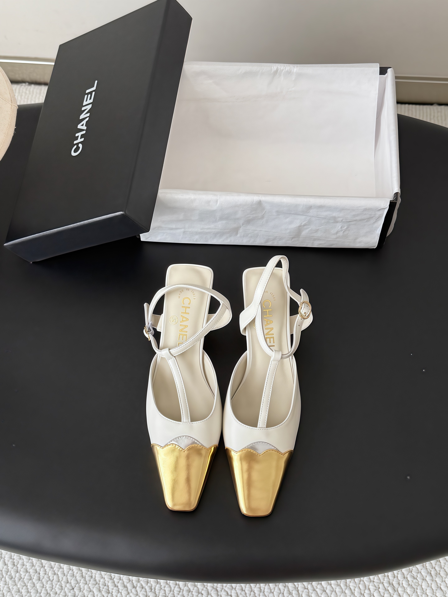 NO:922366,Chanel 26P spring new double C shoes are worn by many celebrity bloggers. They are a must-have pair for spring and summer. Minimalist style prevails, simple but not losing personality. Don’t look too good when paired with jeans!  Original mold opening 1:1 Size: 35-39 (other sizes cannot be returned or exchanged), high heels and sandals, chanel, sandals, high heels, jeans19860909Chanel 26P春季新款双C单鞋 超多明星博主上脚,春夏必备的一双 极简风当道,简单不失个性 搭配牛仔裤不要太好看！ 原版开模1:1 Size:35-39（其他码数定做不退换）,高跟鞋凉鞋,chanel,sandals,high heels,jeans,Women's Shoes