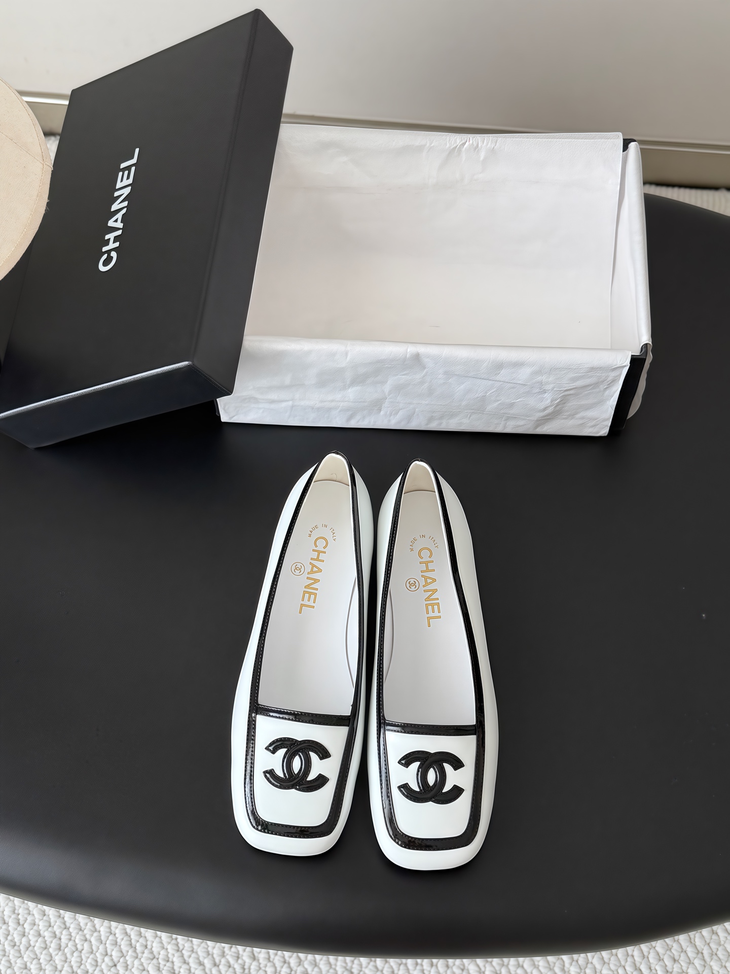 NO:922360,Chanel 26B new early autumn Mary Jane shoes are simple yet sweet and playful!  Three-dimensional electric embroidery logo, solid color fabric is refreshing and easy to wear, with buttons for more heeling. Sheepskin lining, genuine leather outsole Size: 35-39, other sizes are customized and non-returnable, single shoes and sandals, chanel, sandals, mary jane, sheepskin, Leather soles19860909Chanel 26B早秋新款玛丽珍单鞋 简约又不失甜美俏皮！ 立体电绣logo,纯色面料清爽易搭,搭配扣子更加跟脚.内里羊皮 真皮大底 Size:35-39 其他码数定做不退换,单鞋凉鞋,chanel,sandals,mary jane,sheepskin,Leather soles,Women's Shoes
