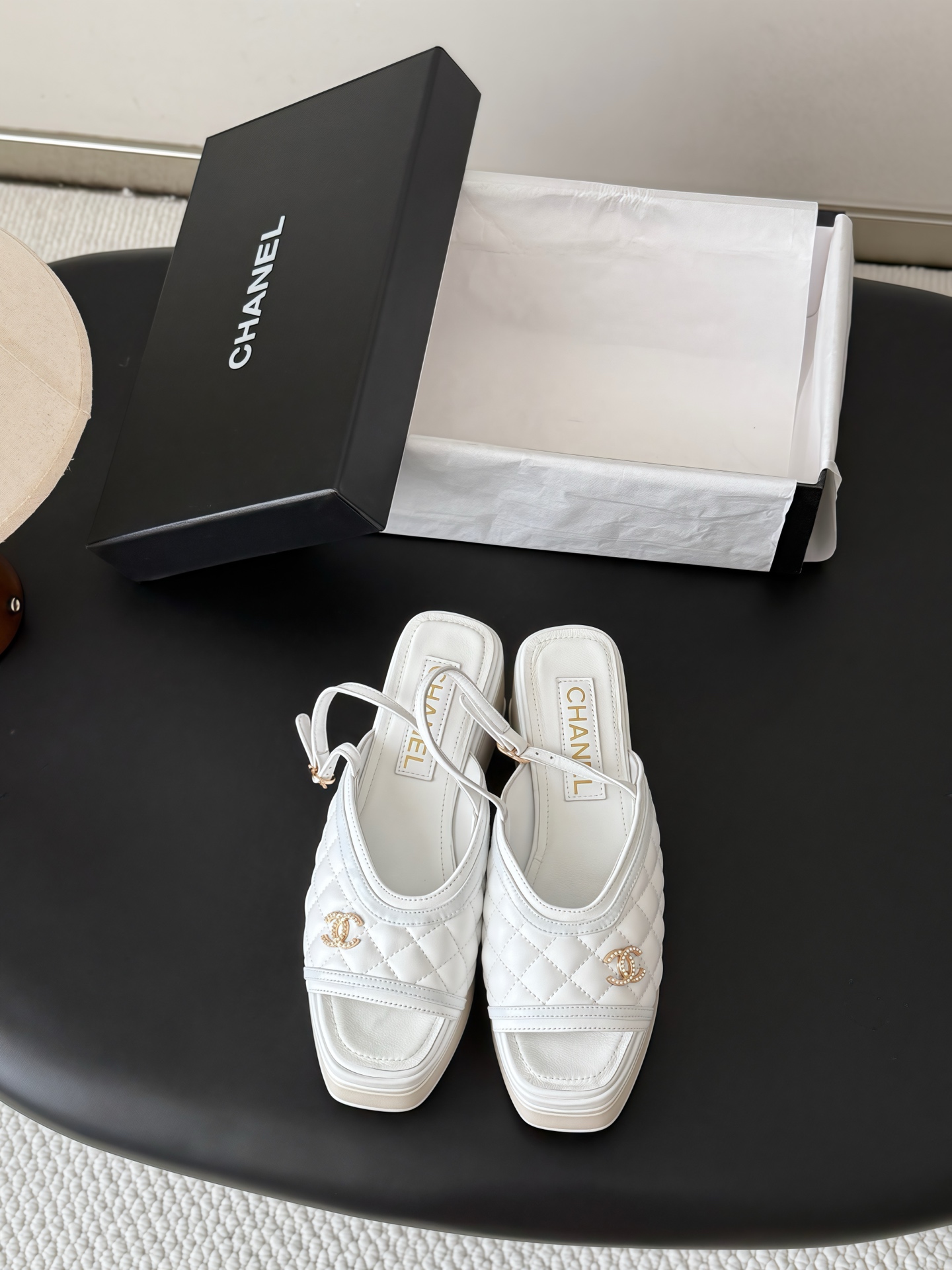 NO:925462,Chanel 26B new fish mouth handmade series sandals, classic fish mouth double logo design~ upper cowhide/suede, lining sheepskin, original outsole Size: 35-39, other sizes are customized, sandals, chanel, sandals, cowhide, sheepskin, chamois leather19860909Chanel 26B新款鱼嘴手工坊系列凉鞋 经典鱼嘴双Clogo设计～ 鞋面牛皮/麂皮 内里羊皮 原版大底 Size:35-39 其他码数定做,凉鞋,chanel,sandals,cowhide,sheepskin,chamois leather,Women's Shoes