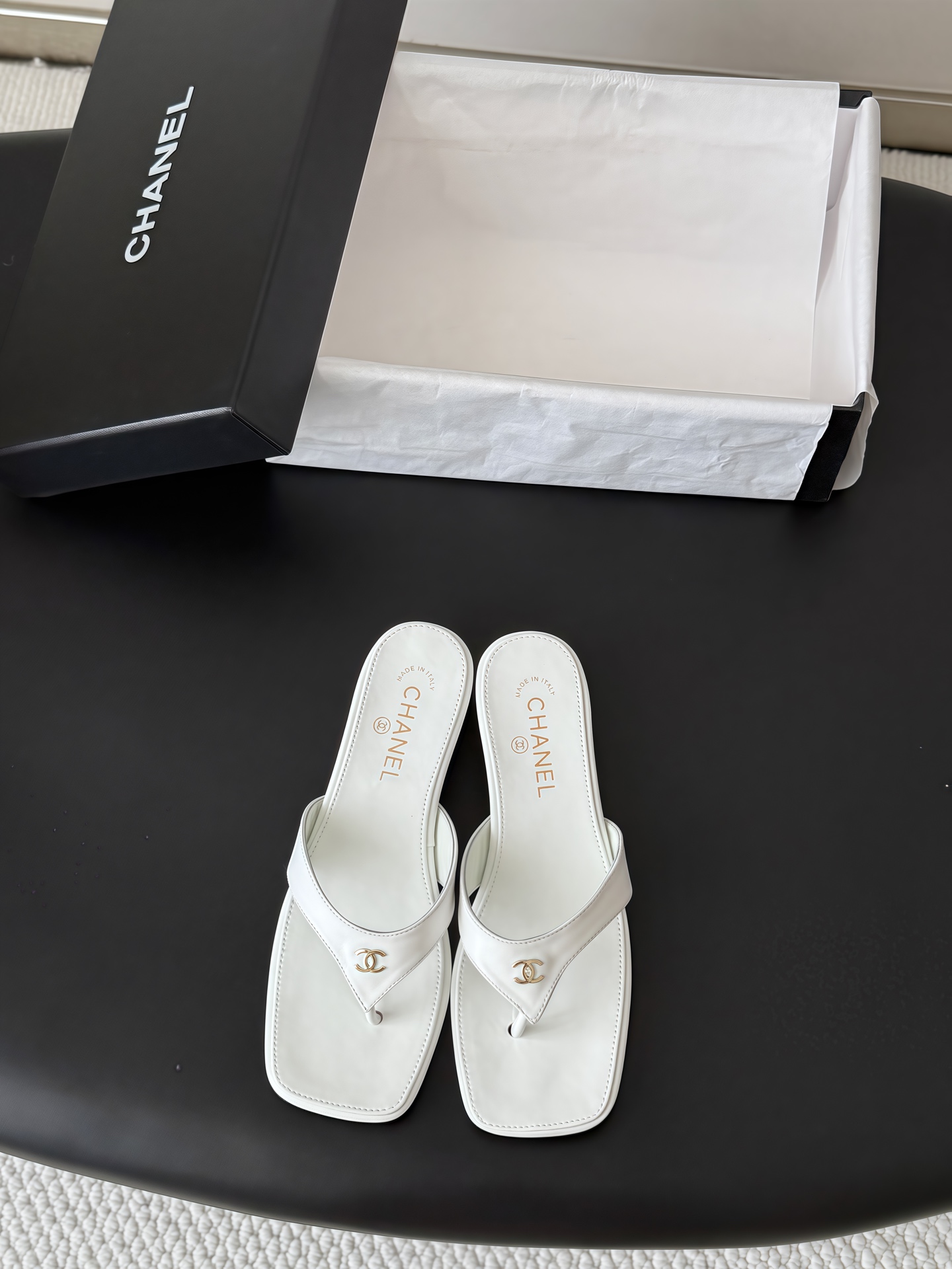 NO:925454,Chanel 26P new double C flip-flops. This series is really amazing. How come they are so beautiful!  Summer is really an invincible combination that can be salty or sweet~ Cowhide upper, lambskin lining, genuine leather outsole, size 35-39 (customized 40/41), split-toe shoes, chanel, slippers, cowhide, sheepskin, Leather soles19860909Chanel 26P新品双C人字拖鞋 这一系列这真的是绝了 怎么会这么美！ 夏天真的是无敌搭配可盐可甜～ 鞋面牛皮 内里是小羊皮 真皮大底 码数35-39（40/41定制）,分趾鞋,chanel,slippers,cowhide,sheepskin,Leather soles,Women's Shoes