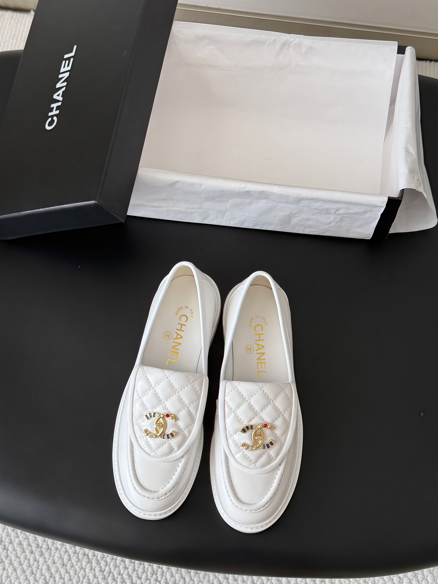 NO:925446,Chanel 26B new color schoolbag buckle shoes, classic schoolbag buckle design~ Upper cowhide, lining sheepskin, leather outsole Size35-39, other sizes customized, loafers, chanel, loafers, cowhide, sheepskin, Leather soles19860909Chanel 26B新色书包扣单鞋 经典的书包扣设计经典～ 鞋面牛皮 内里垫脚羊皮 真皮大底 Size35-39 其它码数定做,乐福鞋,chanel,loafers,cowhide,sheepskin,Leather soles,Women's Shoes