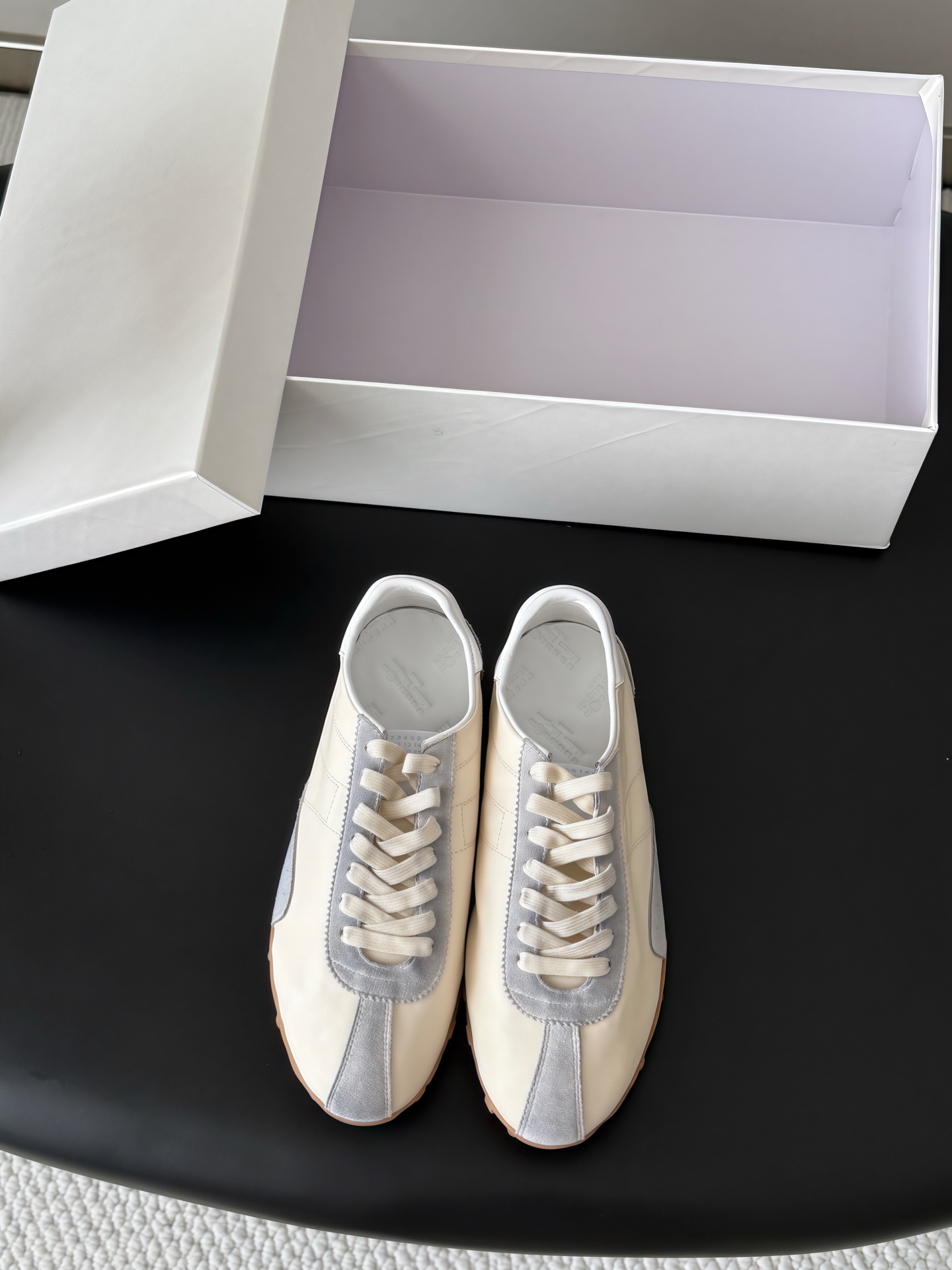 NO:925437,High quality!  Maison Margiela MM6 new moral training shoes!  Classic style, close your eyes and enter, high quality and high version!  Very easy to wear on the feet, light and comfortable ~ Size: 35-44, casual shoes/sports shoes, masion margiela, sneakers19860909高定品质！Maison Margiela MM6全新德训鞋！ 经典款闭眼入,高品质高版本！ 上脚非常好穿,轻便舒适～ Size:35-44,休闲鞋/运动鞋,masion margiela,sneakers,Women's Shoes