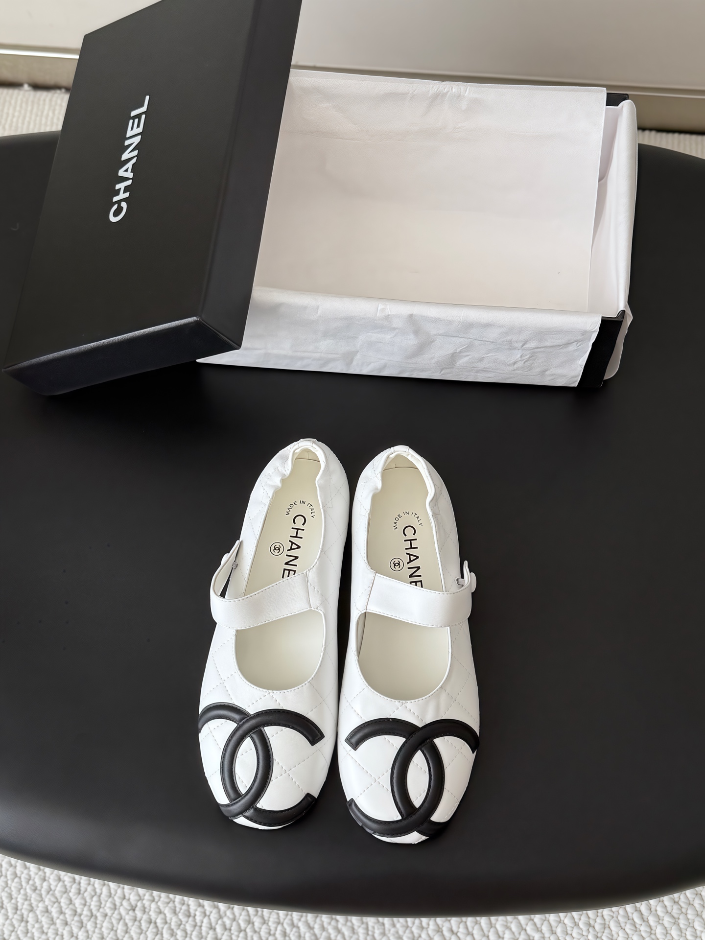 NO:925429,Chanel Vintage middle-aged Kangpeng series shoes are simple but not simple, and the upper feet are particularly slim. The upper is cowhide, the lining is sheepskin, and the leather outsole. Size: 35-39 Other sizes are customized, single shoes, chanel, cowhide, sheepskin, Leather soles19860909Chanel Vintage中古康鹏系列单鞋 简约而不简单的款,上脚特别显脚细. 鞋面牛皮,内里垫脚羊皮,真皮大底. Size:35-39 其它码数定做,单鞋,chanel,cowhide,sheepskin,Leather soles,Women's Shoes