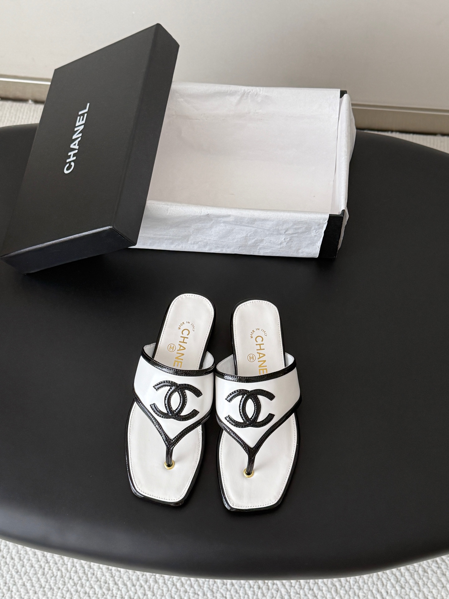NO:925422,Chanel26B new early autumn flip-flops. Small fragrant slippers that exude lasting charm. Recommended by many celebrities. Simple and easy to match. Size: 35-39 (other sizes are not returned or exchanged), split-toe shoes, chanel, slippers19860909Chanel26B早秋新款夹脚凉拖 散发持久魅力的小香拖鞋 众多明星纷纷推荐 简单好搭配 Size:35-39（其他码数定制不退换）,分趾鞋,chanel,slippers,Women's Shoes