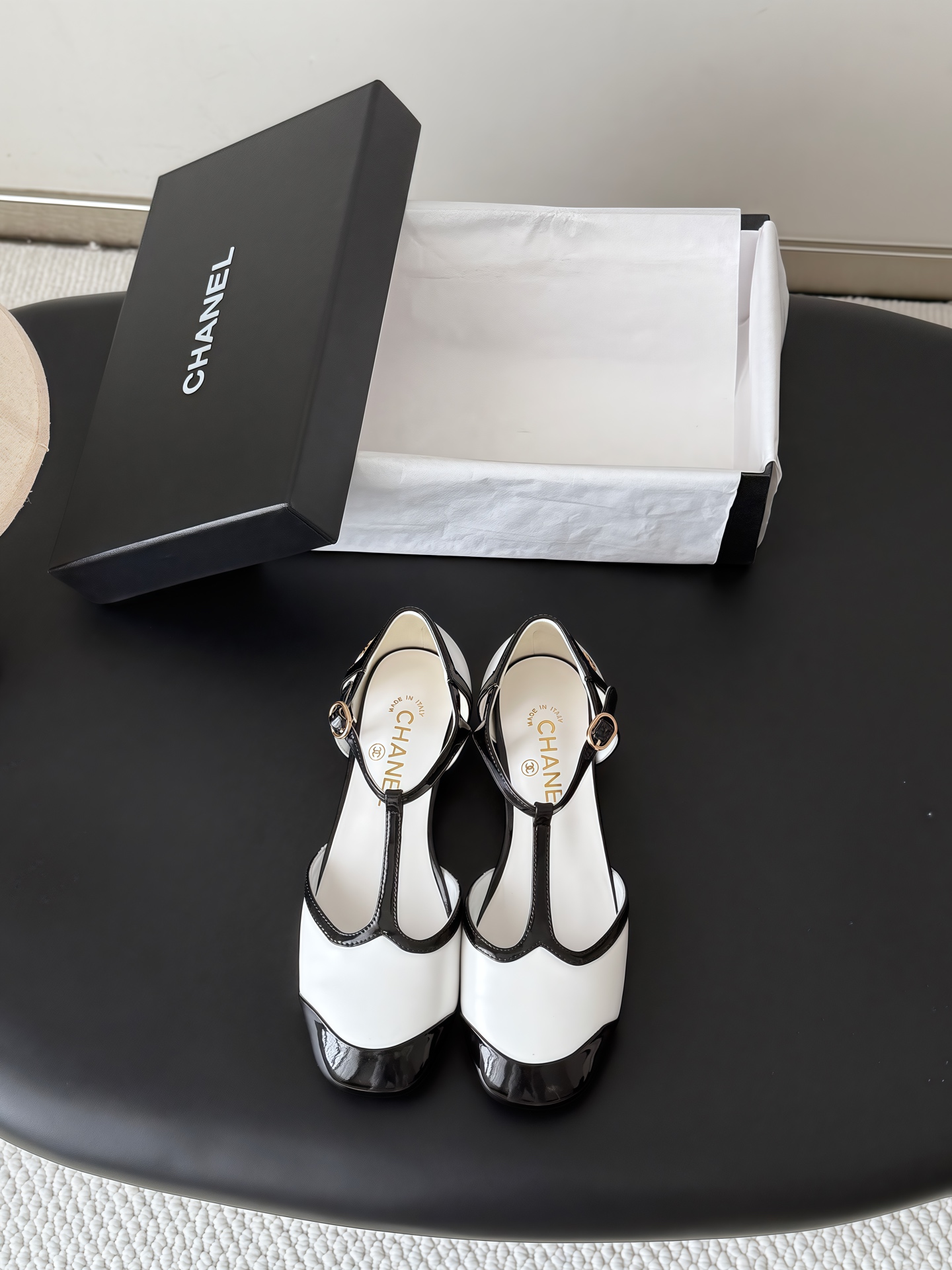 NO:925415,Chanel 26B new early autumn Mary Jane shoes are simple yet sweet and playful!  Three-dimensional electric embroidery logo, solid color fabric is refreshing and easy to match, with buttons for more heeling. Sheepskin lining, genuine leather outsole Size: 35-39 Other sizes can be customized, non-refundable, Mary Jane, chanel, mary jane, sheepskin, Leather soles19860909Chanel 26B早秋新款玛丽珍单鞋 简约又不失甜美俏皮！ 立体电绣logo,纯色面料清爽易搭,搭配扣子更加跟脚.内里羊皮 真皮大底 Size:35-39 其他码数定做不退换,玛丽珍,chanel,mary jane,sheepskin,Leather soles,Women's Shoes