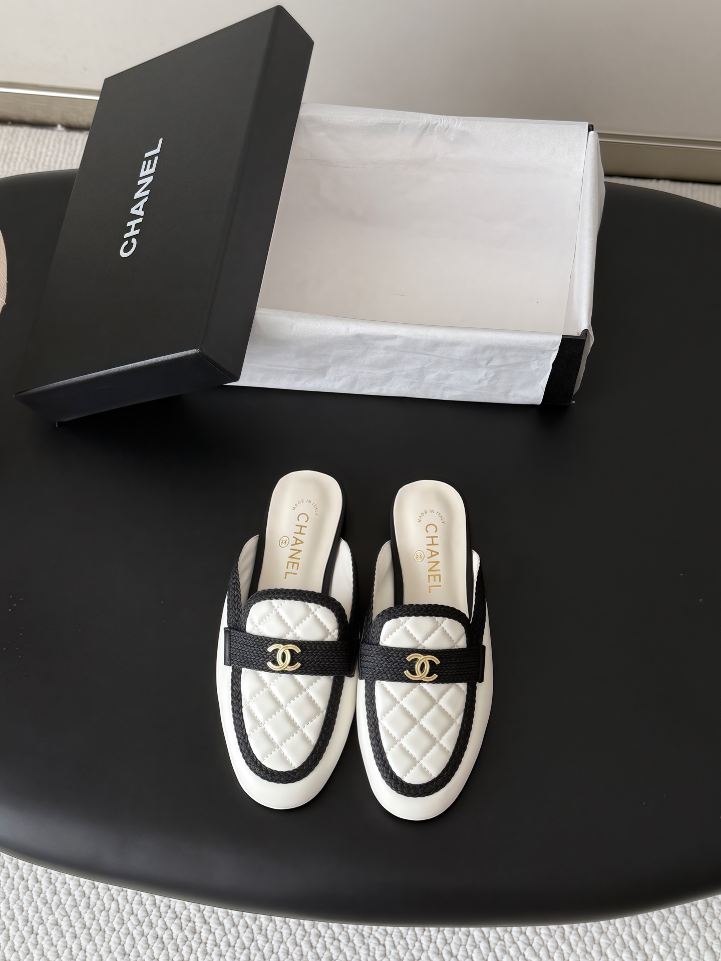 NO:925408,Chanel 26C new double C shoes. It’s hard not to love the beautiful Mary Jane series. Cowhide upper, sheepskin lining, genuine leather outsole, original molded hardware. Size: 35-39. Other sizes can be customized, loafers, chanel, loafers, mary jane, cowhide, sheepskin, Leather soles.19860909Chanel 26C新款双C单鞋 绝美玛丽珍系列很难不爱 鞋面牛皮 内里羊皮 真皮大底 原版开模五金 Size:35-39 其他码数定做,乐福鞋,chanel,loafers,mary jane,cowhide,sheepskin,Leather soles,Women's Shoes