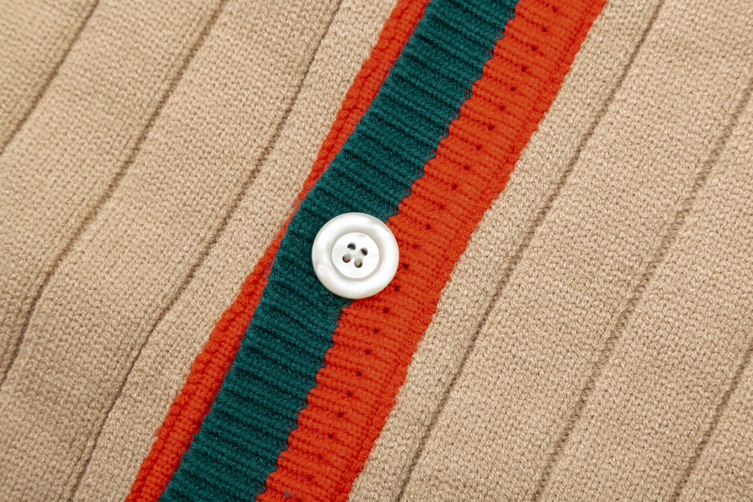 Review: SS24 FENDIFENDE Long-Sleeved Polo Shirt in Camel Wool – Top Quality and Comfort - 图片 4