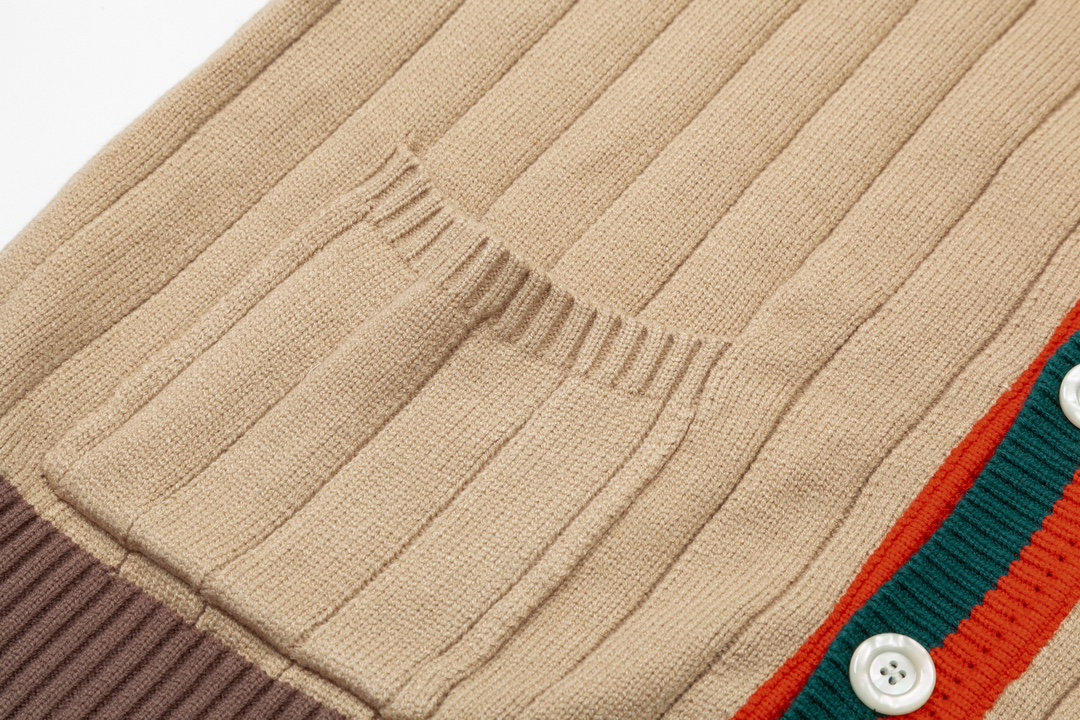 Review: SS24 FENDIFENDE Long-Sleeved Polo Shirt in Camel Wool – Top Quality and Comfort - 图片 8