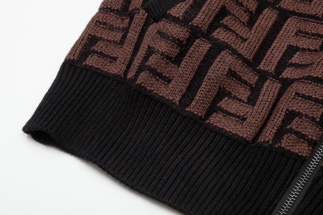Fendi SS24 High-Quality Knit Dress: Brown & Black, Classic Design with Branded Details - 图片 5