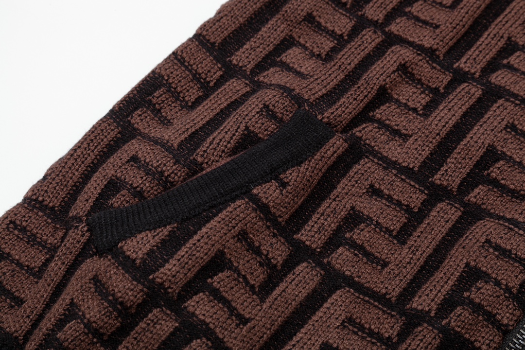 Fendi SS24 High-Quality Knit Dress: Brown & Black, Classic Design with Branded Details - 图片 4