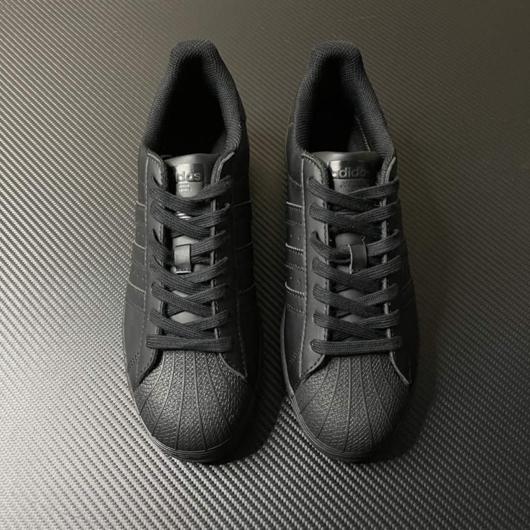 
【纯原】！AD Originals Superstar 经典贝壳头休闲板鞋 纯黑！
货号：EG4957