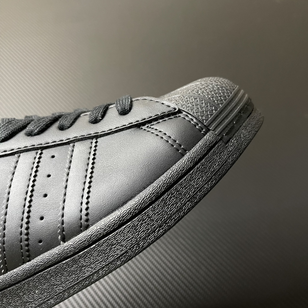
【纯原】！AD Originals Superstar 经典贝壳头休闲板鞋 纯黑！
货号：EG4957