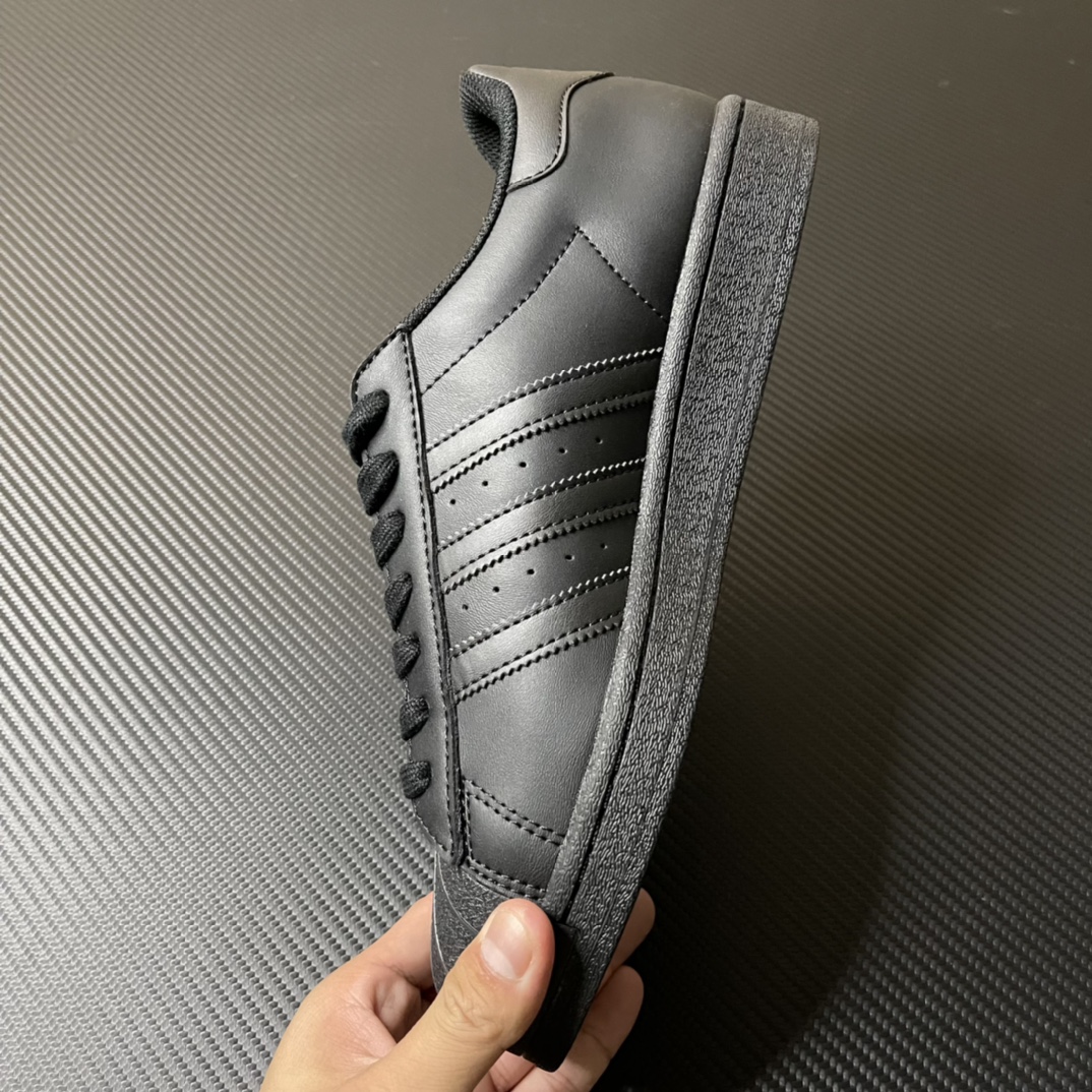 
【纯原】！AD Originals Superstar 经典贝壳头休闲板鞋 纯黑！
货号：EG4957