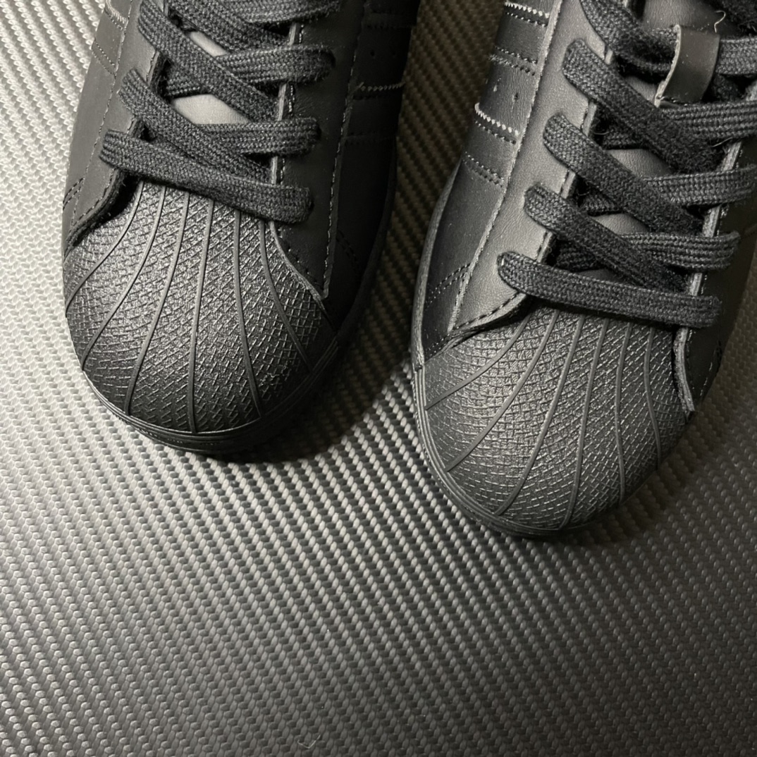 
【纯原】！AD Originals Superstar 经典贝壳头休闲板鞋 纯黑！
货号：EG4957