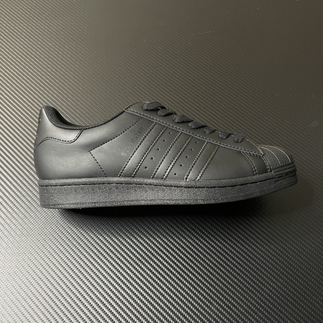 
【纯原】！AD Originals Superstar 经典贝壳头休闲板鞋 纯黑！
货号：EG4957