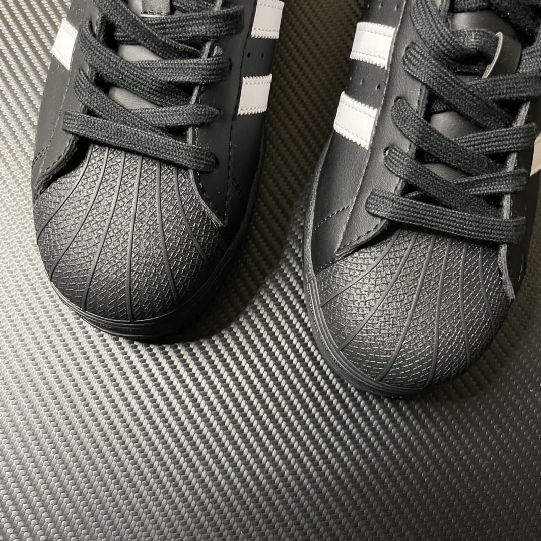 
【纯原】！AD Originals Superstar 经典贝壳头休闲板鞋 黑白！
货号：EG4959
