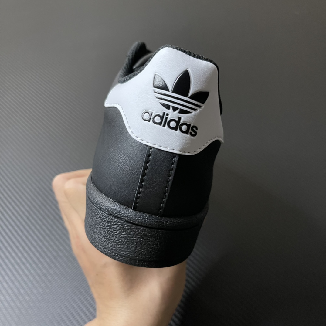 
【纯原】！AD Originals Superstar 经典贝壳头休闲板鞋 黑白！
货号：EG4959